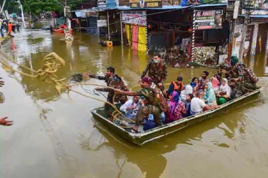 গত ৩ দিনের বৃষ্টিতে মহারাষ্ট্রের সোলাপুর, সাঙ্গলি ও পুনে জেলায় ২৭ জন মারা গিয়েছেন। ১৪ জন নিহত হয়েছেন সোলাপুর জেলায়, ন'জন সাঙ্গলি এবং ৪ জন পুনে জেলায় মারা গিয়েছেন। বুধবার সন্ধ্যায় পাখারপুরের মন্দির শহরে দেওয়াল ধসে ছয় ব্যক্তি মারা যান। ভারী থেকে অতি ভারী বৃষ্টির দাপটে সব রাজ্যেই ফসলের ব্যাপক ক্ষয়ক্ষতি হয়েছে। অনুমান, অন্তত ৬ হাজার কোটি টাকার ফসল নষ্ট হয়েছে শুধু তেলেঙ্গানাতেই। গত ৩ দিনের বৃষ্টিতে মহারাষ্ট্রের সোলাপুর, সাঙ্গলি ও পুনে জেলায় ২৭ জন মারা গিয়েছেন। ১৪ জন নিহত হয়েছেন সোলাপুর জেলায়, ন'জন সাঙ্গলি এবং ৪ জন পুনে জেলায় মারা গিয়েছেন। বুধবার সন্ধ্যায় পাখারপুরের মন্দির শহরে দেওয়াল ধসে ছয় ব্যক্তি মারা যান। ভারী থেকে অতি ভারী বৃষ্টির দাপটে সব রাজ্যেই ফসলের ব্যাপক ক্ষয়ক্ষতি হয়েছে। অনুমান, অন্তত ৬ হাজার কোটি টাকার ফসল নষ্ট হয়েছে শুধু তেলেঙ্গানাতেই।