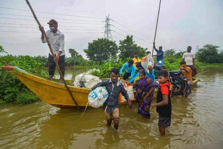 কোথাও জলের তোড়ে ভেসে গিয়েছে মানুষ। খড়কুটোর মত ভেসে গিয়েছে গাড়ি। রাস্তা যেন খরস্রোতা নদী। দিন তিনেকের বৃষ্টিতে বিপর্যন্ত হায়দরাবাদ। বর্ষণের রাতেই ১১ জনের মৃত্যুর খবর আসে তেলেঙ্গানায়। এরপর ঘরছাড়া মানুষের আর্তনাদ , উঠে আসতে শুরু করেছে একের পর এক মৃত্যুর খবর। মঙ্গলবার থেকে হায়দরাবাদ সহ গোটা তেলেঙ্গানা রাজ্যজুড়ে ভারী বৃষ্টি চলছে৷ তাই জেলা প্রশাসনকে সতর্ক থাকার নির্দেশ দেয় তেলেঙ্গানা সরকার৷ কোথাও জলের তোড়ে ভেসে গিয়েছে মানুষ। খড়কুটোর মত ভেসে গিয়েছে গাড়ি। রাস্তা যেন খরস্রোতা নদী। দিন তিনেকের বৃষ্টিতে বিপর্যন্ত হায়দরাবাদ। বর্ষণের রাতেই ১১ জনের মৃত্যুর খবর আসে তেলেঙ্গানায়। এরপর ঘরছাড়া মানুষের আর্তনাদ , উঠে আসতে শুরু করেছে একের পর এক মৃত্যুর খবর। মঙ্গলবার থেকে হায়দরাবাদ সহ গোটা তেলেঙ্গানা রাজ্যজুড়ে ভারী বৃষ্টি চলছে৷ তাই জেলা প্রশাসনকে সতর্ক থাকার নির্দেশ দেয় তেলেঙ্গানা সরকার৷