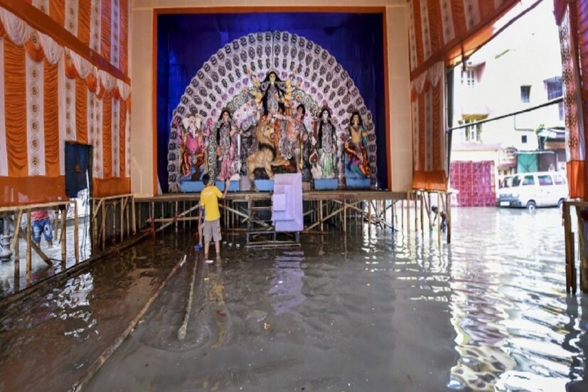 &lt;br /&gt; করোনার রক্তচক্ষুই নয় পুজো মাটি করতে তৈরি বৃষ্টিও ৷ ভ্যাপসা গরম ও অস্বস্তি থেকে আপাতত রেহাই নেই রাজ্যবাসীর। পুজোর (Durga Puja 2020) কদিনও বর্জ্রবিদ্যুৎ সহ বৃষ্টির পূর্বাভাস শোনাচ্ছে আবহাওয়া দফতর ৷ অতএব নতুন জামা নয়, মাস্কের সঙ্গে কিনুন রেনকোট-ছাতা-গামবুট