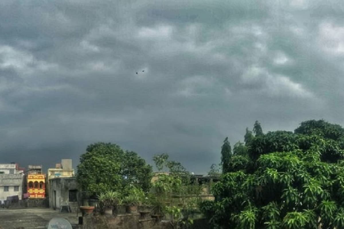 ওড়িশার দক্ষিণ উপকূলে ঘূর্ণাবর্ত তৈরি হয়েছে। এই ঘূর্ণাবর্ত থেকে গাঙ্গেয় পশ্চিমবঙ্গের উপর দিয়ে পূর্ব বিহার পর্যন্ত একটি অক্ষরেখা বিস্তৃত। অক্ষরেখার টানে ঢুকছে প্রচুর জলীয় বাষ্প। এর প্রভাবে বিক্ষিপ্ত বৃষ্টির সম্ভাবনা বাড়ছে গাঙ্গেয় পশ্চিমবঙ্গে। ভারী বৃষ্টি হবে বিহার, ছত্তিশগড় এবং ওড়িশাতে। রবিবার উত্তরবঙ্গের জেলাগুলিতে ভারী বৃষ্টির পূর্বাভাস। বেশি বৃষ্টি হবে কোচবিহার এবং আলিপুরদুয়ারে। অন্য জেলাতেও বিক্ষিপ্ত বৃষ্টির পূর্বাভাস রয়েছে। Representational Image ওড়িশার দক্ষিণ উপকূলে ঘূর্ণাবর্ত তৈরি হয়েছে। এই ঘূর্ণাবর্ত থেকে গাঙ্গেয় পশ্চিমবঙ্গের উপর দিয়ে পূর্ব বিহার পর্যন্ত একটি অক্ষরেখা বিস্তৃত। অক্ষরেখার টানে ঢুকছে প্রচুর জলীয় বাষ্প। এর প্রভাবে বিক্ষিপ্ত বৃষ্টির সম্ভাবনা বাড়ছে গাঙ্গেয় পশ্চিমবঙ্গে। ভারী বৃষ্টি হবে বিহার, ছত্তিশগড় এবং ওড়িশাতে। রবিবার উত্তরবঙ্গের জেলাগুলিতে ভারী বৃষ্টির পূর্বাভাস। বেশি বৃষ্টি হবে কোচবিহার এবং আলিপুরদুয়ারে। অন্য জেলাতেও বিক্ষিপ্ত বৃষ্টির পূর্বাভাস রয়েছে। Representational Image
