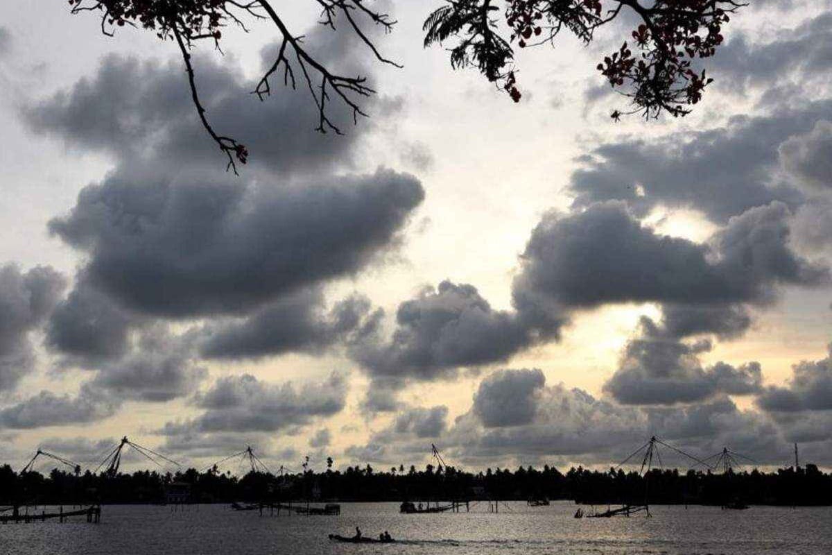 সপ্তাহান্তে নিম্নচাপ আন্দামান ও বঙ্গোপসাগরে। শক্তি সঞ্চয় করে নিম্নচাপ গভীর নিম্নচাপে পরিণত হবে। নিম্নচাপের অভিমুখ ওড়িশা উপকূল। রবিবার থেকে অন্ধ্র প্রদেশ ও ওড়িশা উপকূলে প্রবল বৃষ্টির সম্ভাবনা। নিম্নচাপের প্রভাব পড়তে পারে বাংলাতেও। সপ্তাহান্তে নিম্নচাপ আন্দামান ও বঙ্গোপসাগরে। শক্তি সঞ্চয় করে নিম্নচাপ গভীর নিম্নচাপে পরিণত হবে। নিম্নচাপের অভিমুখ ওড়িশা উপকূল। রবিবার থেকে অন্ধ্র প্রদেশ ও ওড়িশা উপকূলে প্রবল বৃষ্টির সম্ভাবনা। নিম্নচাপের প্রভাব পড়তে পারে বাংলাতেও।