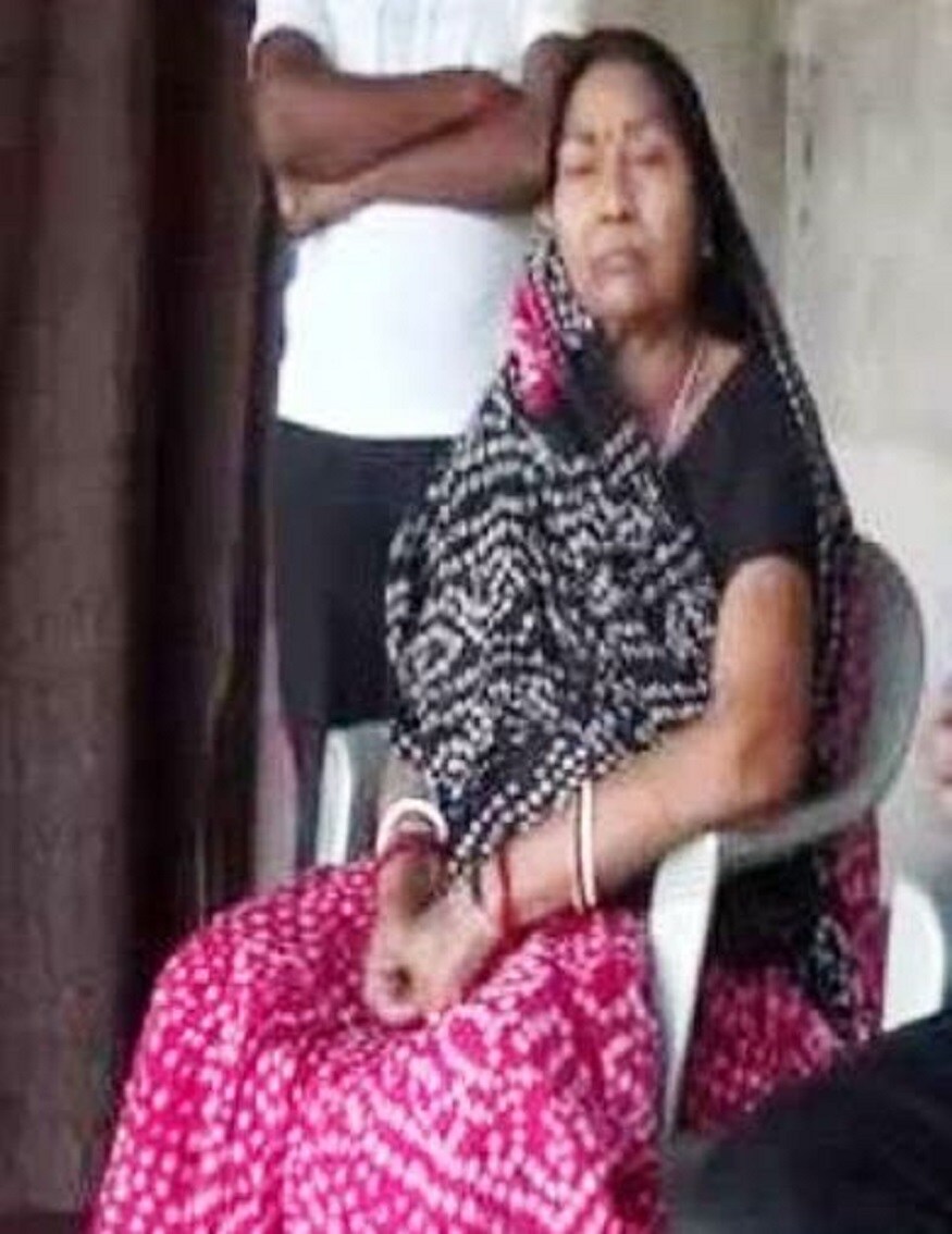 রাজকুমারী দেবী এখন খগড়িয়ার শহরবত্তী গ্রামে থাকে৷ পাসওয়ানের প্রয়াণের খবর পাওয়া মাত্রই শোকে ডুবে যান তিনি৷ চোখের জল বাঁধ মানছিল না৷গত কয়েক মাস ধরেই পাসওয়ানের শরীর লাগাতার খারাপ হচ্ছিল৷ দিল্লির প্রাইভেট হাসপাতালে ৩ অক্টোবর তাঁর হার্টে অস্ত্রোপচারও হয়৷ তার কয়েক সপ্তাহ আগে থেকেই তিনি হাসপাতালে ভর্তি ছিলেন৷Photo- Collected রাজকুমারী দেবী এখন খগড়িয়ার শহরবত্তী গ্রামে থাকে৷ পাসওয়ানের প্রয়াণের খবর পাওয়া মাত্রই শোকে ডুবে যান তিনি৷ চোখের জল বাঁধ মানছিল না৷গত কয়েক মাস ধরেই পাসওয়ানের শরীর লাগাতার খারাপ হচ্ছিল৷ দিল্লির প্রাইভেট হাসপাতালে ৩ অক্টোবর তাঁর হার্টে অস্ত্রোপচারও হয়৷ তার কয়েক সপ্তাহ আগে থেকেই তিনি হাসপাতালে ভর্তি ছিলেন৷Photo- Collected
