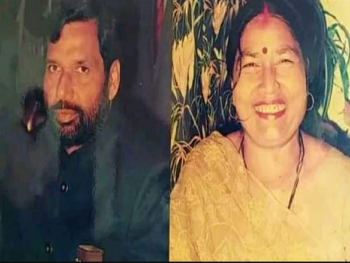 মাত্র ১৩ বছর বয়সে রাজকুমারী-র বিয়ে হয়েছিল ১৪ বছরের রামবিলাস পাসওয়ানের সঙ্গে৷ ১৯৬৭ সালে তিনি এমএলএ হওয়ার নিজের পাওয়া বাসস্থানে স্ত্রী-র সঙ্গেই থাকতেন ৷ এরপর তিনি এমপি হন৷ তখনও অবধি সব ঠিক ছিল৷ কিন্তু মেয়ে আশার সাত বছর বয়সে হঠাৎই সব বদলে যায় এবং প্রথমা স্ত্রী-র সঙ্গে সম্পর্ক ছিন্ন করেন তিনি৷Photo- Collected মাত্র ১৩ বছর বয়সে রাজকুমারী-র বিয়ে হয়েছিল ১৪ বছরের রামবিলাস পাসওয়ানের সঙ্গে৷ ১৯৬৭ সালে তিনি এমএলএ হওয়ার নিজের পাওয়া বাসস্থানে স্ত্রী-র সঙ্গেই থাকতেন ৷ এরপর তিনি এমপি হন৷ তখনও অবধি সব ঠিক ছিল৷ কিন্তু মেয়ে আশার সাত বছর বয়সে হঠাৎই সব বদলে যায় এবং প্রথমা স্ত্রী-র সঙ্গে সম্পর্ক ছিন্ন করেন তিনি৷Photo- Collected