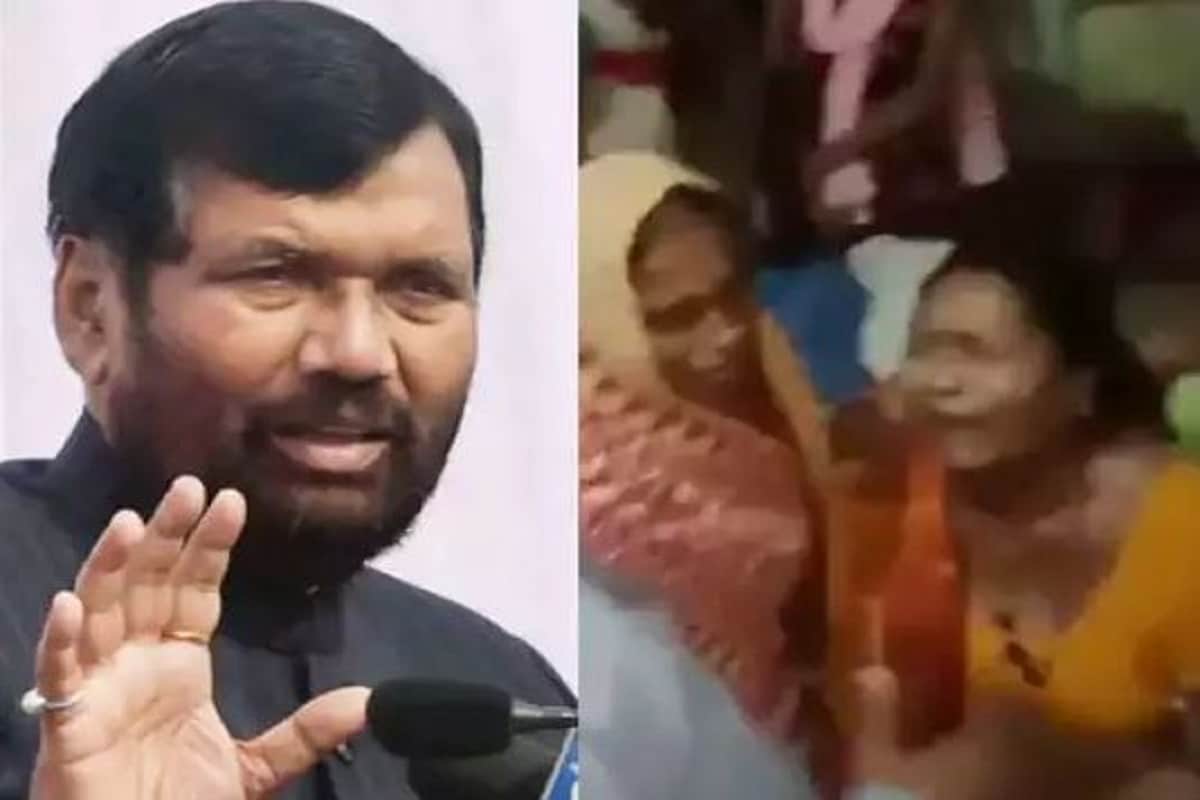এরই মধ্যে প্রয়াত স্বামীকে শেষবার দেখতে গ্রাম থেকে পাসওয়ানের প্রথমা স্ত্রী রাজকুমারী দেবী এসে পৌঁছন৷ নিজের গ্রামের বাড়ি থেকে পাসওয়ানের পটনার বাড়িতে পৌঁছন শোকস্তব্ধ প্রথমা স্ত্রী৷ চোখে জলে ছলছল করছিল৷ এরপর শবদেহ নিজের ওপর সমস্ত নিয়ন্ত্রণ হারিয়ে ফেলেন রাজকুমারী দেবী, পাগলের মতো কাঁদতে থাকেন তিনি৷ এই সময় সেখানে চিরাগ পাসওয়ানের পরিবারের সকলেই সেখানে হাজির ছিলেন৷Photo- Collected এরই মধ্যে প্রয়াত স্বামীকে শেষবার দেখতে গ্রাম থেকে পাসওয়ানের প্রথমা স্ত্রী রাজকুমারী দেবী এসে পৌঁছন৷ নিজের গ্রামের বাড়ি থেকে পাসওয়ানের পটনার বাড়িতে পৌঁছন শোকস্তব্ধ প্রথমা স্ত্রী৷ চোখে জলে ছলছল করছিল৷ এরপর শবদেহ নিজের ওপর সমস্ত নিয়ন্ত্রণ হারিয়ে ফেলেন রাজকুমারী দেবী, পাগলের মতো কাঁদতে থাকেন তিনি৷ এই সময় সেখানে চিরাগ পাসওয়ানের পরিবারের সকলেই সেখানে হাজির ছিলেন৷Photo- Collected