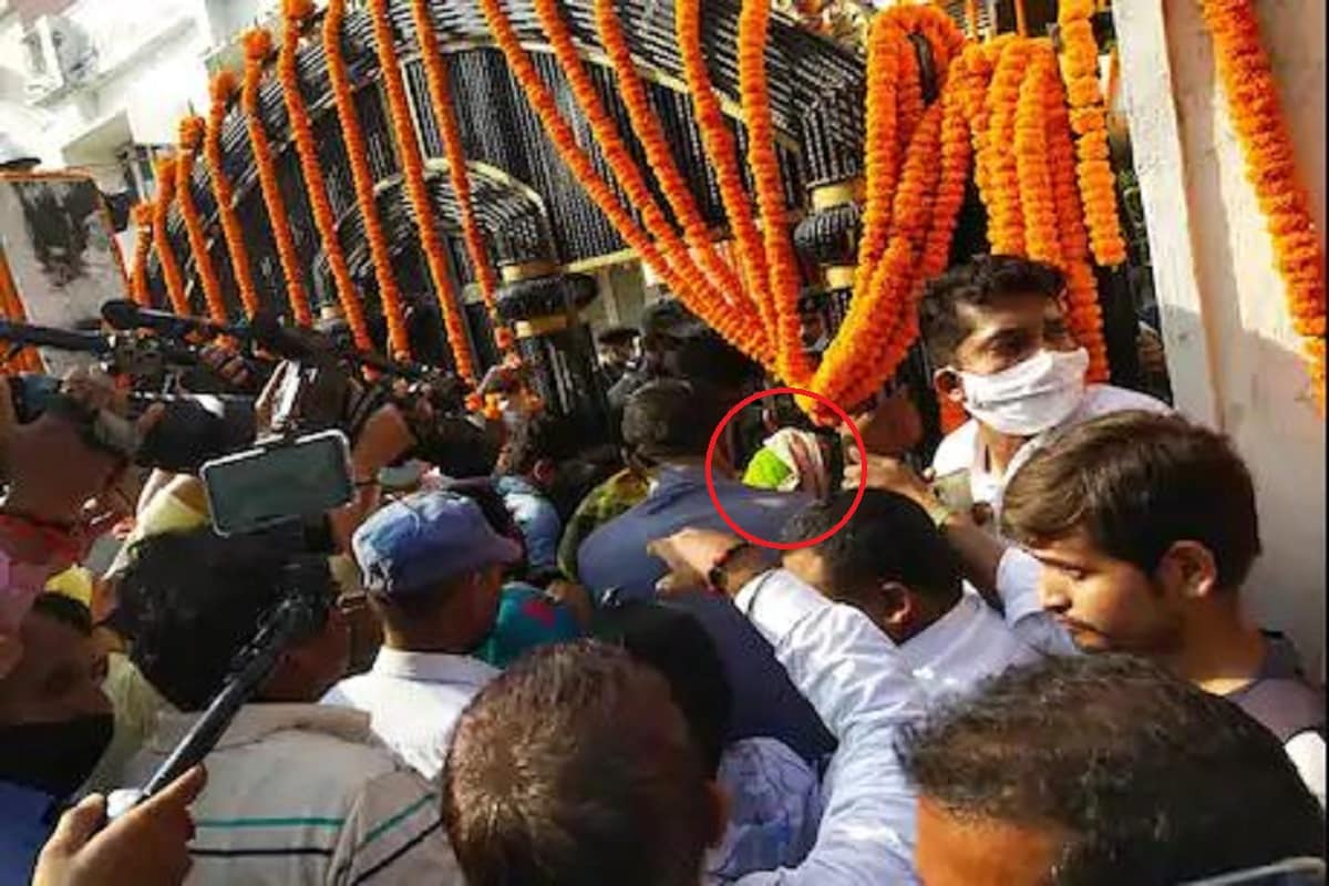 রামবিলাস পাসওয়ানের প্রয়ানে বিভিন্ন মহলে শোকের ছায়া৷ তাঁদের প্রিয় নেতাকে দেখতে হাজার হাজার মানুষ তাঁর বিহারের বাসভবনে পৌঁছন৷ এই তালিকায় রয়েছেন জেডিইউ নেতা আরসিপি সিং, এমএলসি সঞ্জীব সিং, রাজদ নেতা আব্দুল বরি সিদ্দকি, প্রাক্তন ডিজিপি গুপ্তেশ্বর পান্ডে, উপেন্দ্র কুমার কুশবাহা এসেছিলেন প্রয়াত নেতাকে শ্রদ্ধা জানাতে৷ পাসওয়ানকে শেষ শ্রদ্ধা জানাতে পঞ্জাব থেকেও অনেকে এসেছিলেন৷ রামবিলাস পাসওয়ানের প্রয়ানে বিভিন্ন মহলে শোকের ছায়া৷ তাঁদের প্রিয় নেতাকে দেখতে হাজার হাজার মানুষ তাঁর বিহারের বাসভবনে পৌঁছন৷ এই তালিকায় রয়েছেন জেডিইউ নেতা আরসিপি সিং, এমএলসি সঞ্জীব সিং, রাজদ নেতা আব্দুল বরি সিদ্দকি, প্রাক্তন ডিজিপি গুপ্তেশ্বর পান্ডে, উপেন্দ্র কুমার কুশবাহা এসেছিলেন প্রয়াত নেতাকে শ্রদ্ধা জানাতে৷ পাসওয়ানকে শেষ শ্রদ্ধা জানাতে পঞ্জাব থেকেও অনেকে এসেছিলেন৷