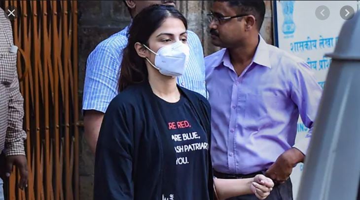 ১০ সেপ্টেম্বর বিশেষ আদালতে রিয়াকে ফের 'নির্দোষ' দাবি করে জামিনের আবেদন করেন আইনজীবী সতীশ মানশিন্ডে। আবেদনে বলা হয়, 'রিয়া কোনও অপরাধ করেননি। তাঁকে মিথ্যা ফাঁসানো হয়েছে। তাঁর থেকে এনসিবি জোর করে বয়ান আদায় করেছে!' ১০ সেপ্টেম্বর বিশেষ আদালতে রিয়াকে ফের 'নির্দোষ' দাবি করে জামিনের আবেদন করেন আইনজীবী সতীশ মানশিন্ডে। আবেদনে বলা হয়, 'রিয়া কোনও অপরাধ করেননি। তাঁকে মিথ্যা ফাঁসানো হয়েছে। তাঁর থেকে এনসিবি জোর করে বয়ান আদায় করেছে!'