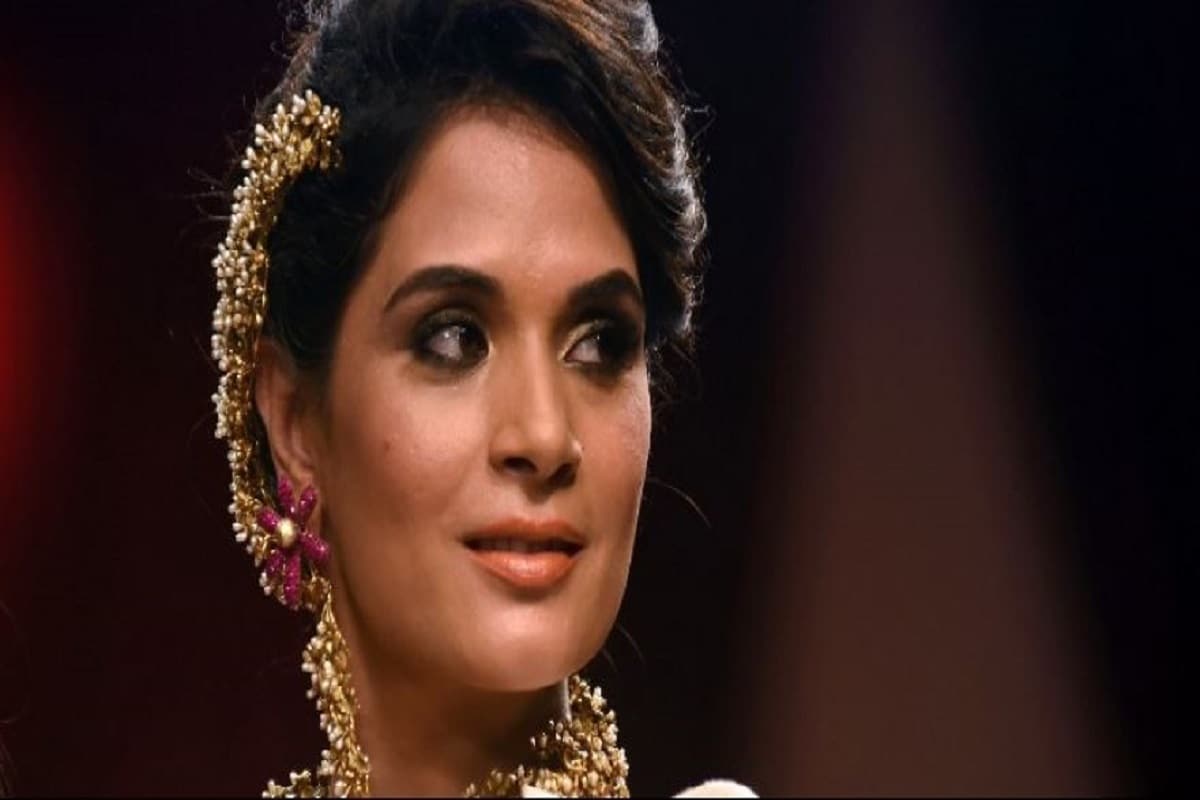 এদিকে সংবাদ সংস্থা ইন্ডিয়ান এক্সপ্রেসকে দেওয়া সাক্ষাৎকারে ডিরেক্টর অনুরাগ কাশ্যপ সমস্ত অভিযোগকে ভিত্তিহীণ বলে জানিয়েছেন৷ তিনি জানিয়েছিলেন সমস্ত অভিযোগ সর্বাত্মক মিথ্যা৷ সিঙ্গল বেঞ্চের বিচারপতি অনিল কে মেনন চাড্ডা-র আবেদন শোনেন৷ তবে যাঁদের বিরুদ্ধে অভিযোগ সেই পক্ষের কেউ বা আইনজীবীরা আসেননি৷ বিচারপতি চাড্ডাকে জানিয়েছেন সকলকে মেল করে বিষয়টি জানাতে৷ হাইকোর্টে বুধবার ফের এই মামলা উঠবে৷Photo- File এদিকে সংবাদ সংস্থা ইন্ডিয়ান এক্সপ্রেসকে দেওয়া সাক্ষাৎকারে ডিরেক্টর অনুরাগ কাশ্যপ সমস্ত অভিযোগকে ভিত্তিহীণ বলে জানিয়েছেন৷ তিনি জানিয়েছিলেন সমস্ত অভিযোগ সর্বাত্মক মিথ্যা৷ সিঙ্গল বেঞ্চের বিচারপতি অনিল কে মেনন চাড্ডা-র আবেদন শোনেন৷ তবে যাঁদের বিরুদ্ধে অভিযোগ সেই পক্ষের কেউ বা আইনজীবীরা আসেননি৷ বিচারপতি চাড্ডাকে জানিয়েছেন সকলকে মেল করে বিষয়টি জানাতে৷ হাইকোর্টে বুধবার ফের এই মামলা উঠবে৷Photo- File
