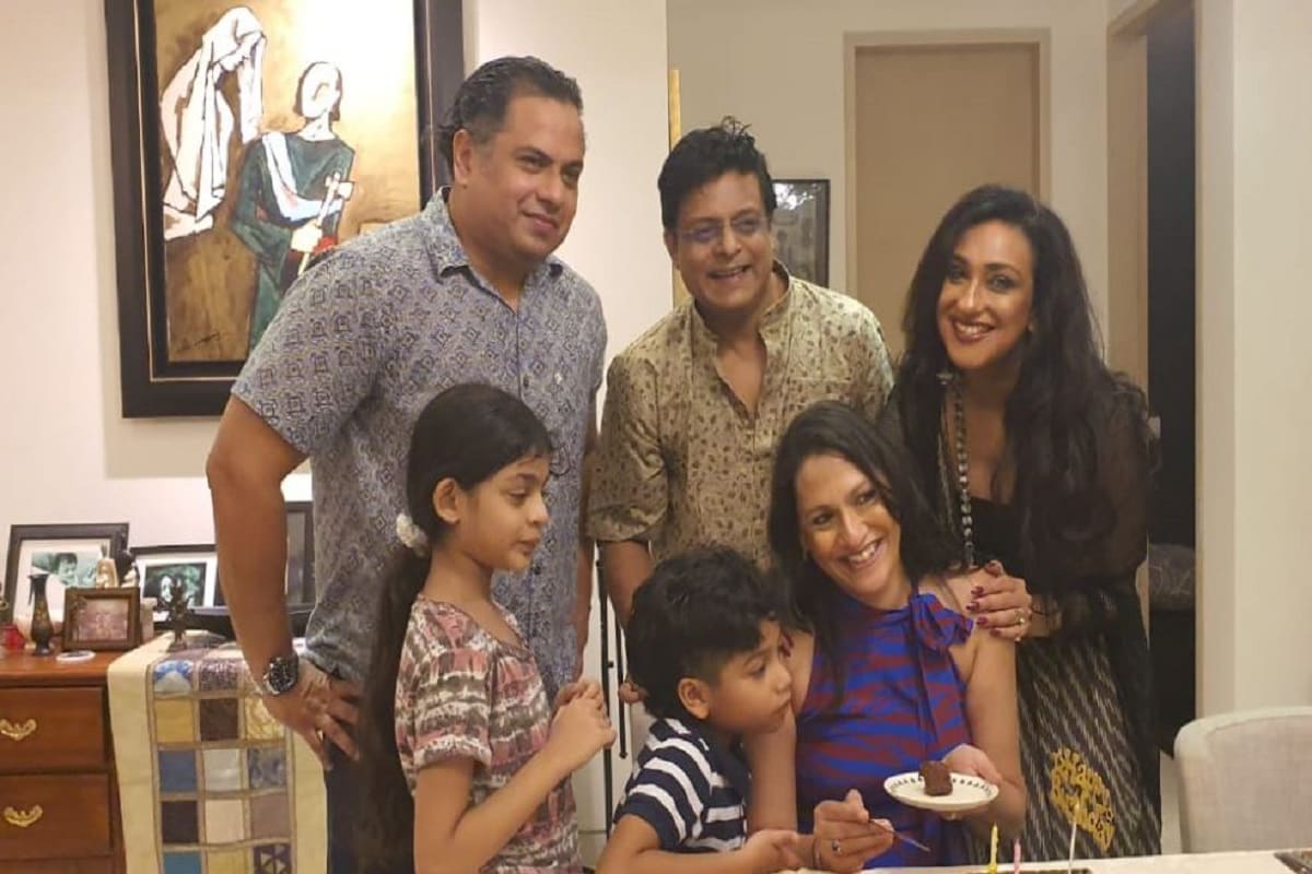 •ঋতুর অষ্টমীর সাজ আর বন্ধুদের সঙ্গে বেশ কিছু ছবি দেখেছেন সকলে। এবার সামনে এল নবমীর সন্ধেয় ঋতুর সাজ এবং স্বামী সঞ্জয়ের সঙ্গে বন্ধুদের সঙ্গে জমিয়ে আড্ডার ছবি। •ঋতুর অষ্টমীর সাজ আর বন্ধুদের সঙ্গে বেশ কিছু ছবি দেখেছেন সকলে। এবার সামনে এল নবমীর সন্ধেয় ঋতুর সাজ এবং স্বামী সঞ্জয়ের সঙ্গে বন্ধুদের সঙ্গে জমিয়ে আড্ডার ছবি।