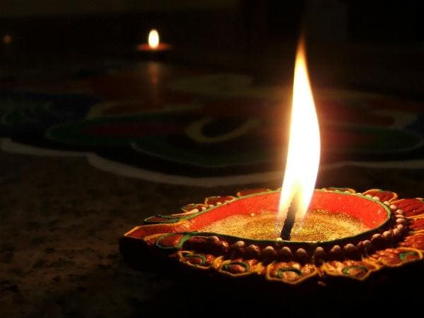 বহু আগে এই গ্রামে দীপাবলির সময়ে অমবস্যা পরবর্তী চতুর্থ দিনে পালিত হত নাগ চতুর্থী। এক বার সাপ পুজোর সেই উৎসবে সেই গ্রামেরই একটি শিশুর মৃত্যু হয় সাপের কামড়ে। ওই একই দিনে অপঘাতে মারা যায় গ্রামের দু’টি ষাঁড়ও। তার পরই গ্রামবাসীদের মনে ভয় ঢুকে যায়, দিওয়ালি বা নাগ চতুর্থী পালন করলে অমঙ্গল অবধারিত। বহু আগে এই গ্রামে দীপাবলির সময়ে অমবস্যা পরবর্তী চতুর্থ দিনে পালিত হত নাগ চতুর্থী। এক বার সাপ পুজোর সেই উৎসবে সেই গ্রামেরই একটি শিশুর মৃত্যু হয় সাপের কামড়ে। ওই একই দিনে অপঘাতে মারা যায় গ্রামের দু’টি ষাঁড়ও। তার পরই গ্রামবাসীদের মনে ভয় ঢুকে যায়, দিওয়ালি বা নাগ চতুর্থী পালন করলে অমঙ্গল অবধারিত।