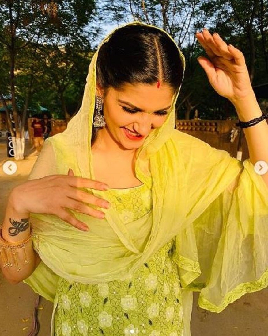 জুলাই মাসে নিজের অফিসিয়াল সোশ্যাল হ্যান্ডেলে প্রথমবার সিঁদুর পরা অবস্থায় ছবি দেন স্বপ্না৷Photo- Instagram জুলাই মাসে নিজের অফিসিয়াল সোশ্যাল হ্যান্ডেলে প্রথমবার সিঁদুর পরা অবস্থায় ছবি দেন স্বপ্না৷Photo- Instagram