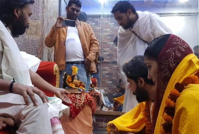 • এর পিছনে আসল কারণ হল, জানুয়ারিতে যখন স্বপ্না আর বীরের বিয়ের কথা ছিল, ঠিক তার আগেই মারা যান বীরের কাকা। ফলে বড় করে বিয়ে হওয়া সম্ভব হয়নি । এরপর অবশ্য ভাল করে একটা গ্র্যান্ড সেলিব্রেশন করার ইচ্ছে রয়েছেো দুই পরিবারের তরফেই ।