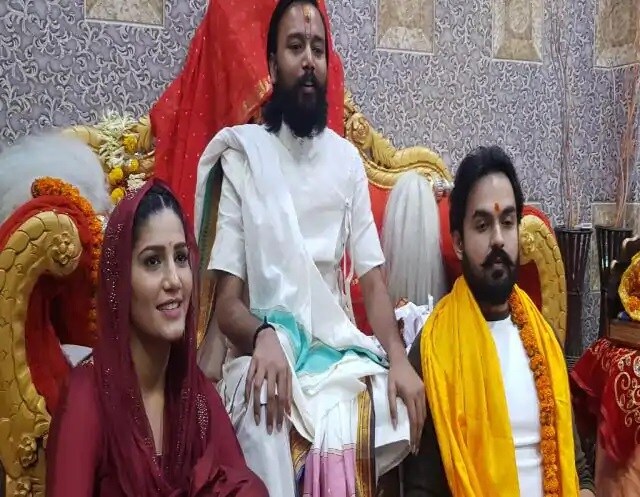 • স্বপ্না বিয়ে করেছেন হরিয়ানার জনপ্রিয় অভিনেতা বীর সাহুকে । অনেকদিনের বন্ধু তাঁরা । কিন্তু দুই তারকা যে জমিয়ে প্রেম করছিলেন, তা কেউ জানতেন না । ব্যক্তিগত জীবনকে আড়ালে রাখতেই ভালবাসেন স্বপ্না আর বীর । তাই কাউকে টেরও পেতে দেননি । • স্বপ্না বিয়ে করেছেন হরিয়ানার জনপ্রিয় অভিনেতা বীর সাহুকে । অনেকদিনের বন্ধু তাঁরা । কিন্তু দুই তারকা যে জমিয়ে প্রেম করছিলেন, তা কেউ জানতেন না । ব্যক্তিগত জীবনকে আড়ালে রাখতেই ভালবাসেন স্বপ্না আর বীর । তাই কাউকে টেরও পেতে দেননি ।
