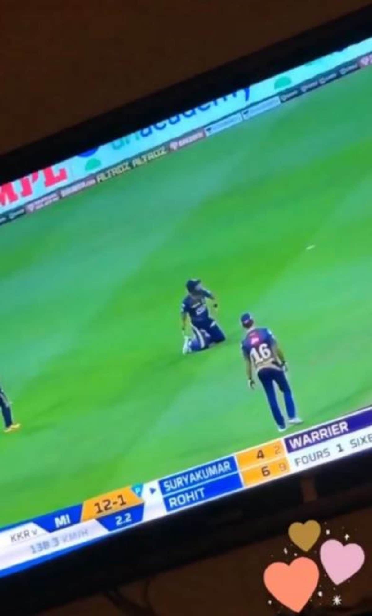 এবার সেই গুঞ্জনে আরও সিলমোহর দিলেন সারা ৷ নিজের অফিসিয়াল প্রোফাইলে শুভমানের ফিল্ডিংয়ের ছবি পোস্ট করেছেন, আর সেখানে হৃদয় দিয়ে ভরিয়ে দিয়েছেন৷ Photo- Instagram এবার সেই গুঞ্জনে আরও সিলমোহর দিলেন সারা ৷ নিজের অফিসিয়াল প্রোফাইলে শুভমানের ফিল্ডিংয়ের ছবি পোস্ট করেছেন, আর সেখানে হৃদয় দিয়ে ভরিয়ে দিয়েছেন৷ Photo- Instagram