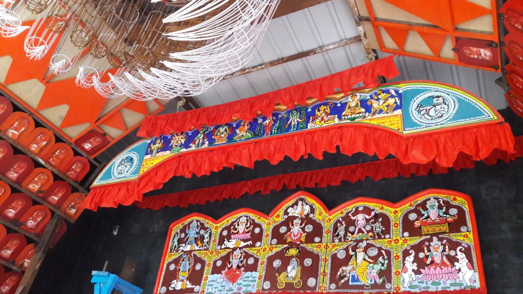 *কলকাতার প্রাণকেন্দ্র থেকে বেশ খানিকটা যেতে হলে 'কুছ পরোয়া নেহি'। কারণ পুজোপ্রেমীদের কথায়, ঠাকুরপুকুর এসবি পার্কের মণ্ডপ না দেখলে নাকি, পুজো দেখার খামতি থেকে যায়। সুবর্ণ জয়ন্তী বর্ষে ঠাকুরপুকুর এসবি পার্কের থিম '#জীবন-যুদ্ধ-বিগ্রহ'। শিল্পী পার্থ দাশগুপ্তের পরিকল্পনা এবং সৃজনে সেজে উঠেছে আবহ। প্রতিমাও গড়ছেন শিল্পী নিজেই। পুজো কমিটির অন্যতম কর্তা সঞ্জয় মজুমদার জানিয়েছেন, থিমের সঙ্গে সামঞ্জস্য রেখে আবহ ভাষ্য রচনা করেছেন কৃষ্ণনগরের বাসিন্দা সৈকত কুণ্ডু এবং পাঠ করবেন দেবশঙ্কর হালদার। তৃতীয়ার দিনই দর্শকদের জন্য খুলে দেওয়া হবে মণ্ডপ। *কলকাতার প্রাণকেন্দ্র থেকে বেশ খানিকটা যেতে হলে 'কুছ পরোয়া নেহি'। কারণ পুজোপ্রেমীদের কথায়, ঠাকুরপুকুর এসবি পার্কের মণ্ডপ না দেখলে নাকি, পুজো দেখার খামতি থেকে যায়। সুবর্ণ জয়ন্তী বর্ষে ঠাকুরপুকুর এসবি পার্কের থিম '#জীবন-যুদ্ধ-বিগ্রহ'। শিল্পী পার্থ দাশগুপ্তের পরিকল্পনা এবং সৃজনে সেজে উঠেছে আবহ। প্রতিমাও গড়ছেন শিল্পী নিজেই। পুজো কমিটির অন্যতম কর্তা সঞ্জয় মজুমদার জানিয়েছেন, থিমের সঙ্গে সামঞ্জস্য রেখে আবহ ভাষ্য রচনা করেছেন কৃষ্ণনগরের বাসিন্দা সৈকত কুণ্ডু এবং পাঠ করবেন দেবশঙ্কর হালদার। তৃতীয়ার দিনই দর্শকদের জন্য খুলে দেওয়া হবে মণ্ডপ।