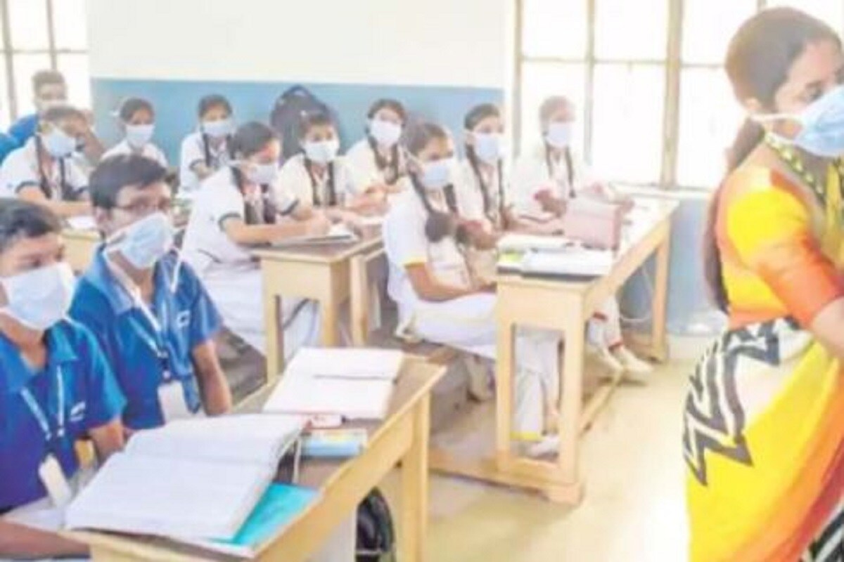 •জেলায় জেলায় স্কুলগুলিকে সেই মতো নির্দেশ পাঠিয়ে দেওয়া হচ্ছে৷ একবার স্কুল খুললে সরকারি আধিকারিকরা খতিয়ে দেখবেন, যে সব নিয়ম পালন করা হচ্ছে কিনা৷ •জেলায় জেলায় স্কুলগুলিকে সেই মতো নির্দেশ পাঠিয়ে দেওয়া হচ্ছে৷ একবার স্কুল খুললে সরকারি আধিকারিকরা খতিয়ে দেখবেন, যে সব নিয়ম পালন করা হচ্ছে কিনা৷