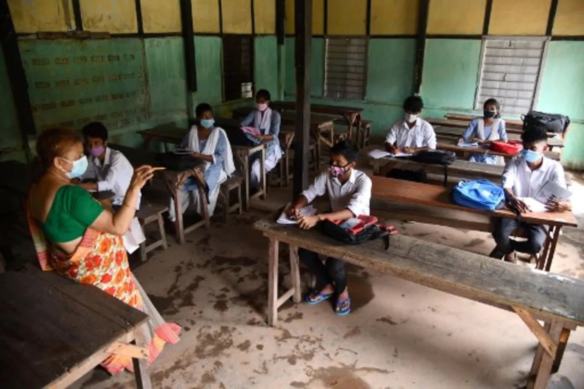 ছাত্র নিরাপত্তার কথাই অগ্রাধিকারে রেখে প্রতিটি রাজ্য নিজস্ব গাইডলাইন তৈরি করতে পারে। তবে স্কুলে মাস্ক পরে আসা বাধ্যতামূলক। ল্যাবোরেটারিতে দল বেধে কাজ করার বিষয়ে বাড়তি সতর্ক থাকতে হবে। ছাত্র নিরাপত্তার কথাই অগ্রাধিকারে রেখে প্রতিটি রাজ্য নিজস্ব গাইডলাইন তৈরি করতে পারে। তবে স্কুলে মাস্ক পরে আসা বাধ্যতামূলক। ল্যাবোরেটারিতে দল বেধে কাজ করার বিষয়ে বাড়তি সতর্ক থাকতে হবে।