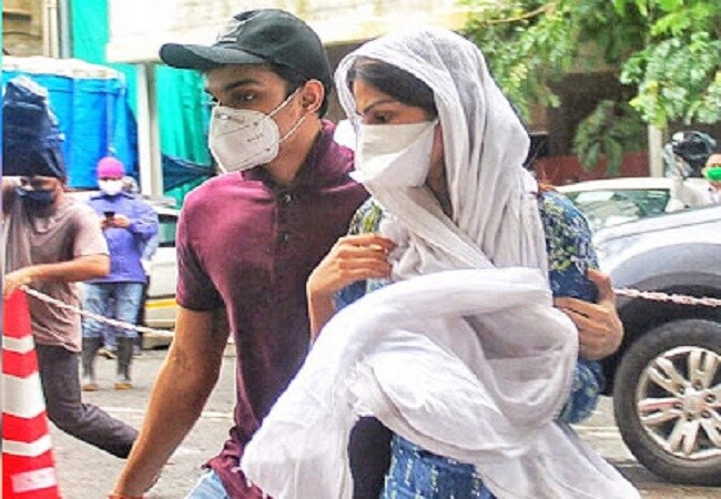 ১১ সেপ্টেম্বর সকালে বিচারক জি বি গুরাও রিয়া এবং শৌভিক চক্রবর্তীর পাশাপাশি আরও ৪ অভিযুক্তর জামিন সংক্রান্ত রায় ঘোষণা করেন। রায়ে জানানো হয়, গ্রেফতার হওয়া ৬ জন, অর্থাৎ রিয়া, শৌভিক, দীপেশ সাওয়ান্ত, স্যামুয়েল মিরান্ডা, আবদেল বসিত পরিহার ও জায়েদ ভিলাত্রার জামিনের আবেদন খারিজ করেছে আদালত। রিয়ার বিচারবিভাগীয় হেফাজতের মেয়াদ বাড়ানো হয় ৬ অক্টোবর পর্যন্ত! কিন্তু এবারও মুক্তি মিলল না, বিচারবিভাগীয় হেফাজতের মেয়ার ফের ২০ অক্টোবর পর্যন্ত বাড়ানো হয়েছে। ১১ সেপ্টেম্বর সকালে বিচারক জি বি গুরাও রিয়া এবং শৌভিক চক্রবর্তীর পাশাপাশি আরও ৪ অভিযুক্তর জামিন সংক্রান্ত রায় ঘোষণা করেন। রায়ে জানানো হয়, গ্রেফতার হওয়া ৬ জন, অর্থাৎ রিয়া, শৌভিক, দীপেশ সাওয়ান্ত, স্যামুয়েল মিরান্ডা, আবদেল বসিত পরিহার ও জায়েদ ভিলাত্রার জামিনের আবেদন খারিজ করেছে আদালত। রিয়ার বিচারবিভাগীয় হেফাজতের মেয়াদ বাড়ানো হয় ৬ অক্টোবর পর্যন্ত! কিন্তু এবারও মুক্তি মিলল না, বিচারবিভাগীয় হেফাজতের মেয়ার ফের ২০ অক্টোবর পর্যন্ত বাড়ানো হয়েছে।
