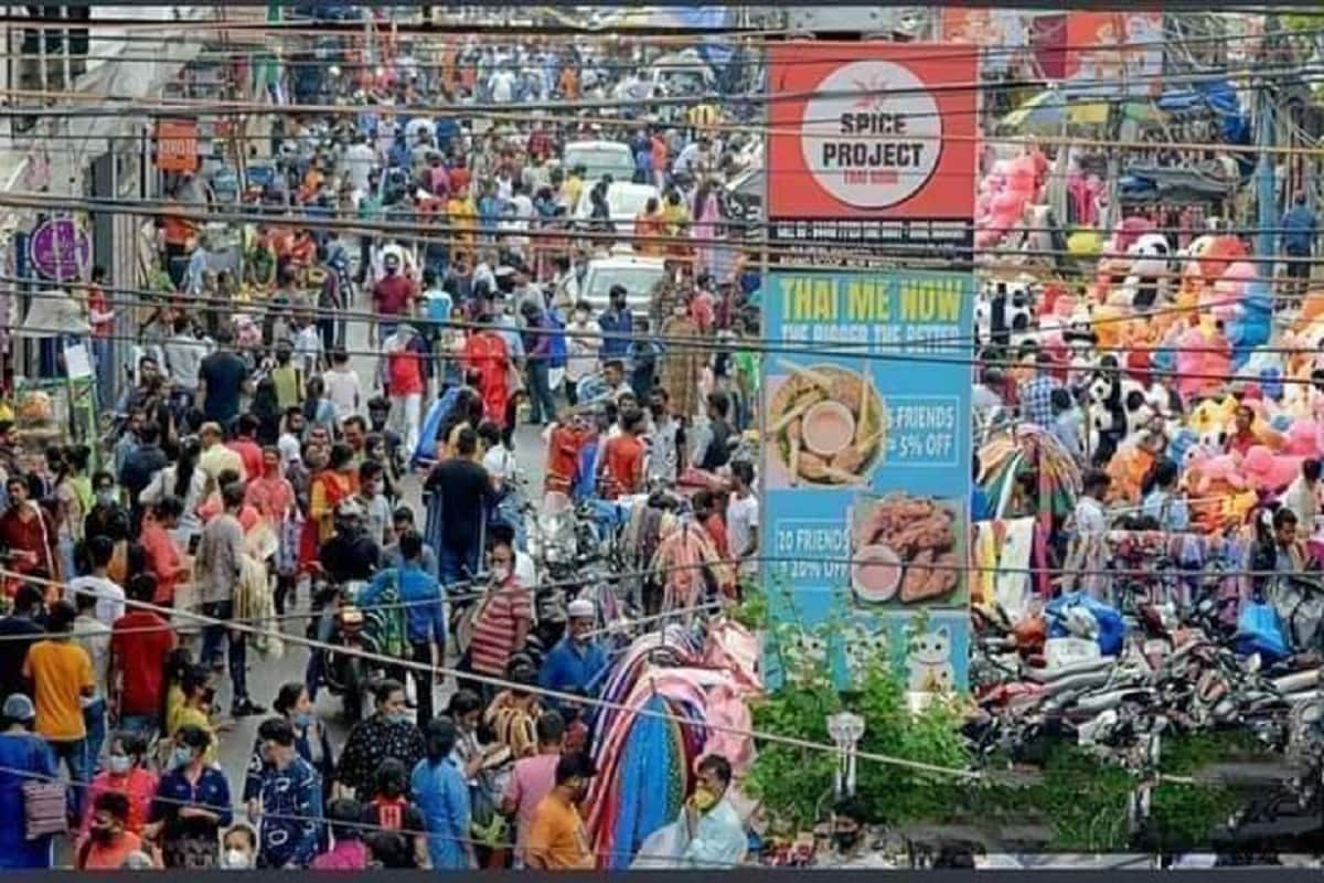 ওনাম উপলক্ষ্যে কেরলে জমায়েতের ফল পাওয়া গিয়েছে হাতেনাতে। ফলে দুর্গাপুজোর আগে প্রমাদ গুনছে কেন্দ্র। আজও কেন্দ্রীয় স্বাস্থ্যমন্ত্রী হর্ষবর্ঝন দ্ব্যর্থহীন ভাষায় বলেছেন, কোনও ধর্মে লেখা নেই বিশ্বাস প্রদর্শনে একজোট হওয়া জরুরি। কিন্তু কে শোনে কার কথা। কলকাতায় পুজোর শপিংয়ের ভিড় দেখলে মনেই হবে না করোনা রোগীতে ছেয়ে গিয়েছে হাসপাতালগুলি। একটা বৃহত্তর অংশ ভাবতেই চাইছেন না যে এরপর হঠাৎ করোনার বাড়বাড়ন্ত হলে হাসপাতালগুলিতে বেড পাওয়া যাবে না। ছবি: ফেসবুক থেকে নেওয়া ওনাম উপলক্ষ্যে কেরলে জমায়েতের ফল পাওয়া গিয়েছে হাতেনাতে। ফলে দুর্গাপুজোর আগে প্রমাদ গুনছে কেন্দ্র। আজও কেন্দ্রীয় স্বাস্থ্যমন্ত্রী হর্ষবর্ঝন দ্ব্যর্থহীন ভাষায় বলেছেন, কোনও ধর্মে লেখা নেই বিশ্বাস প্রদর্শনে একজোট হওয়া জরুরি। কিন্তু কে শোনে কার কথা। কলকাতায় পুজোর শপিংয়ের ভিড় দেখলে মনেই হবে না করোনা রোগীতে ছেয়ে গিয়েছে হাসপাতালগুলি। একটা বৃহত্তর অংশ ভাবতেই চাইছেন না যে এরপর হঠাৎ করোনার বাড়বাড়ন্ত হলে হাসপাতালগুলিতে বেড পাওয়া যাবে না। ছবি: ফেসবুক থেকে নেওয়া