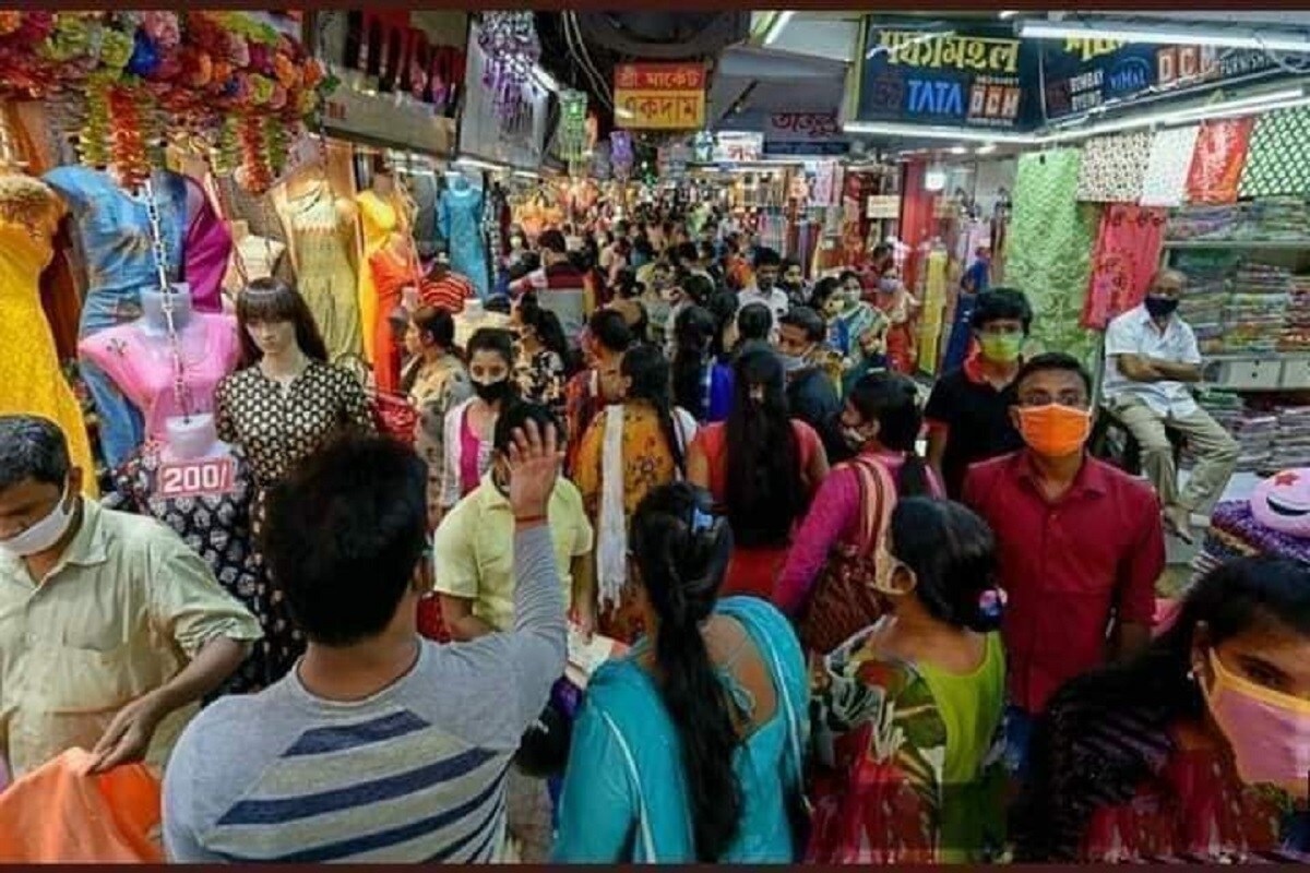 কিন্তু তারপরেও দেখা গিয়েছে সপ্তাহান্তে হাজার হাজার লোক শপিংয়ের আছিলায় ভিড় জমাচ্ছে নিউ মার্কেট চত্বরে। প্রতিদিন লোক বাড়ছে মেট্রোতেও। এই পরিস্থিতিতে ট্রেন চালানো হলে, ভিড় নিয়ন্ত্রণ অসম্ভব, এমনটাই মনে করছেন বিশেষজ্ঞদের একাংশ। আর সেক্ষেত্রে ওনাম-পরবর্তী কেরালার চেহারা নিতে পারে বাংলা অচিরেই, এমনটাই ভয় চিকিৎসকদের। কিন্তু তারপরেও দেখা গিয়েছে সপ্তাহান্তে হাজার হাজার লোক শপিংয়ের আছিলায় ভিড় জমাচ্ছে নিউ মার্কেট চত্বরে। প্রতিদিন লোক বাড়ছে মেট্রোতেও। এই পরিস্থিতিতে ট্রেন চালানো হলে, ভিড় নিয়ন্ত্রণ অসম্ভব, এমনটাই মনে করছেন বিশেষজ্ঞদের একাংশ। আর সেক্ষেত্রে ওনাম-পরবর্তী কেরালার চেহারা নিতে পারে বাংলা অচিরেই, এমনটাই ভয় চিকিৎসকদের।