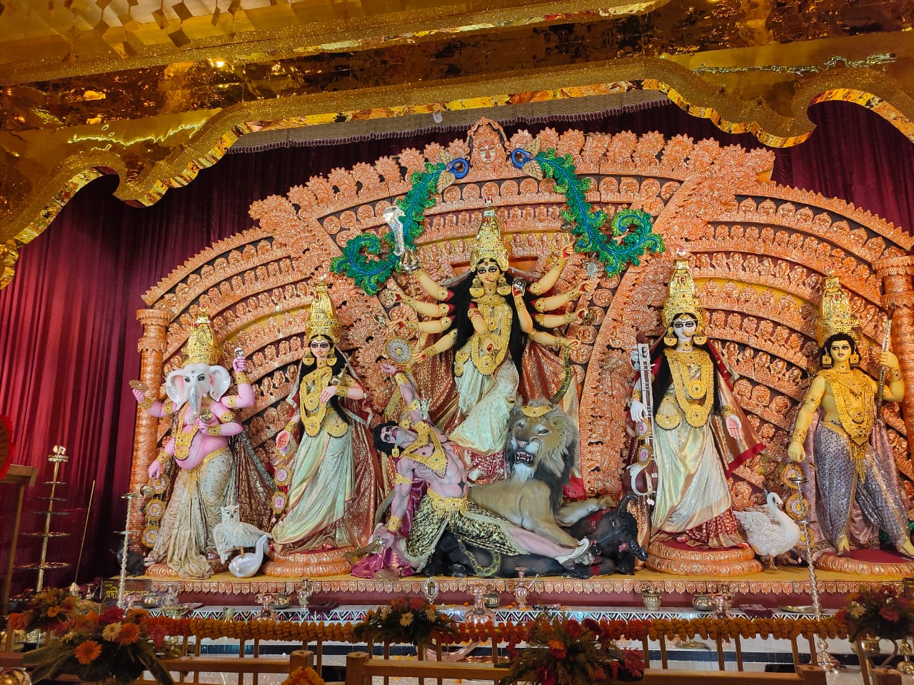 • শ্রীভূমি স্পোর্টিং ক্লাবের পুজো মণ্ডপ। আটচল্লিশতম বছরে শ্রীভূমি স্পোর্টিং ক্লাবে এবার কেদারধাম। সোনা-ঝলমলে দুর্গা। বুধবার পঁচিশ কেজি সোনার গয়নায় সাজানো হয়েছে দুর্গাকে। • শ্রীভূমি স্পোর্টিং ক্লাবের পুজো মণ্ডপ। আটচল্লিশতম বছরে শ্রীভূমি স্পোর্টিং ক্লাবে এবার কেদারধাম। সোনা-ঝলমলে দুর্গা। বুধবার পঁচিশ কেজি সোনার গয়নায় সাজানো হয়েছে দুর্গাকে।