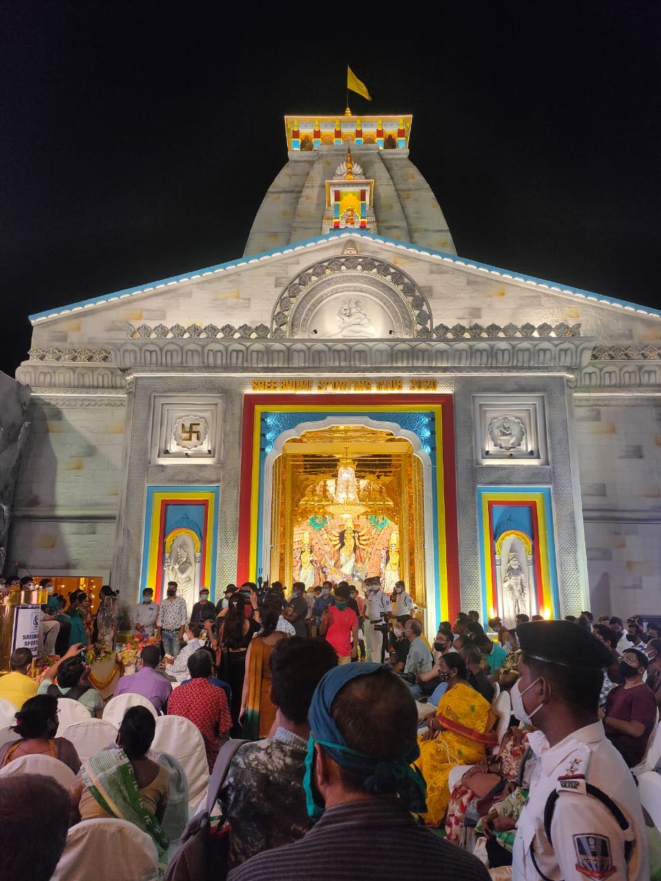• বৃহস্পতিবার উদ্বোধন। ভার্চুয়ালি পুজোর উদ্বোধন করলেন মুখ্যমন্ত্রী। তার আগে সোনার গয়নার সাজে সেজে উঠলো প্রতিমা। সেজে উঠলেন মা দুর্গা। • বৃহস্পতিবার উদ্বোধন। ভার্চুয়ালি পুজোর উদ্বোধন করলেন মুখ্যমন্ত্রী। তার আগে সোনার গয়নার সাজে সেজে উঠলো প্রতিমা। সেজে উঠলেন মা দুর্গা।