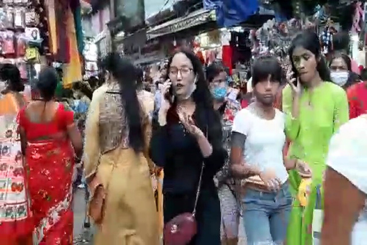 চারপাশে থিক থিক ভিড়। একেবারে স্বাভাবিক জনজীবন। পুজোর কেনাকাটার আগের বছরগুলোর মতোই চেনা ভিড়। কোভিড বিধিকে কার্যত ডোন্ট কেয়ার করে উড়িয়ে দেওয়া। এভাবেই দিনভর চললো পুজোর কেনাকাটা। যে শহরে প্রতিদিন ১০০-এর বেশি আক্রান্ত হচ্ছে। সেই শহরের এই হল 'সচেতনতার' ছবি! চারপাশে থিক থিক ভিড়। একেবারে স্বাভাবিক জনজীবন। পুজোর কেনাকাটার আগের বছরগুলোর মতোই চেনা ভিড়। কোভিড বিধিকে কার্যত ডোন্ট কেয়ার করে উড়িয়ে দেওয়া। এভাবেই দিনভর চললো পুজোর কেনাকাটা। যে শহরে প্রতিদিন ১০০-এর বেশি আক্রান্ত হচ্ছে। সেই শহরের এই হল 'সচেতনতার' ছবি!