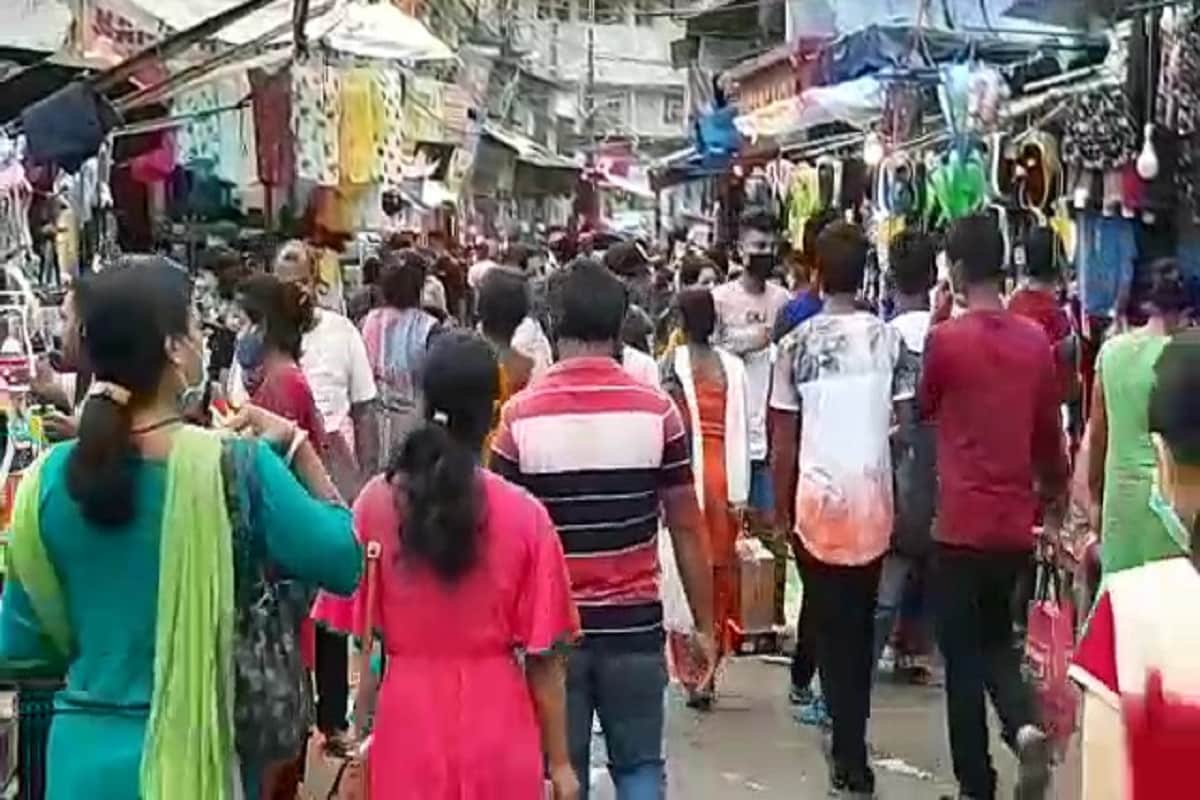 বারবার করে প্রশাসনিক কর্তা থেকে চিকিৎসকেরা বলছেন, এবার পুজো নিজের পাড়ায় আনন্দ করুন। স্বাস্থ্য বিধি মেনে পুজো দেখুন। হেঁটে নয়, পুজো দেখুন নেটে। সেখানে বাস্তবিক অর্থেই ভিন্ন ছবি! যা অতি সহজেই করোনাকে আমন্ত্রণ জানানো ছাড়া অন্য কিছু নয়। রাতের দিকেও ছিল উপচে পড়া ভিড়। মুখে যখন ক্রেতারাই বলছেন ঝুঁকি নিয়েই মার্কেটে আসা। তাহলে কেন আসা? বারবার করে প্রশাসনিক কর্তা থেকে চিকিৎসকেরা বলছেন, এবার পুজো নিজের পাড়ায় আনন্দ করুন। স্বাস্থ্য বিধি মেনে পুজো দেখুন। হেঁটে নয়, পুজো দেখুন নেটে। সেখানে বাস্তবিক অর্থেই ভিন্ন ছবি! যা অতি সহজেই করোনাকে আমন্ত্রণ জানানো ছাড়া অন্য কিছু নয়। রাতের দিকেও ছিল উপচে পড়া ভিড়। মুখে যখন ক্রেতারাই বলছেন ঝুঁকি নিয়েই মার্কেটে আসা। তাহলে কেন আসা?