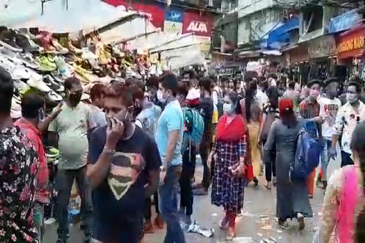 জবাবে উত্তর এল বাচ্চাদের জন্যে নতুন জামা কিনতেই আসা। আজ ছুটির দিন। তাই বেড়িয়ে পড়া। এখোনো ভ্যাকসিন বের হয়নি। একটা বছর পুজো ঘরে বসে কাটানো যায় না! পরিসংখ্যান বলছে বিশ্বকর্মা পুজোয় একদিনের পরিক্রমাতেই আক্রান্তের গ্রাফ বেড়েছে দ্বিগুন। আর পুজোর বাজার শুরু হতেই সেই গ্রাফ ক্রমেই চড়ছে। উত্তরবঙ্গের অন্য জেলাগুলির চাইতে সবচাইতে বেশী আক্রান্ত হচ্ছে শিলিগুড়িতে। গত তিন আক্রান্ত ৩৫৫ জন। অর্থাৎ গড়ে ১১৮ জন করে প্রতিদিন। এরপরও সতর্ক হবে না শহরবাসী? এখোনো তিন থেকে চার দিন বাকি রয়েছে পুজোর। বাকি রয়েছে কেনাকাটাও। কোথায় গিয়ে থামবে গ্রাফ? এনিয়েই উদ্বিগ্ন স্বাস্থ্য কর্তারা। জবাবে উত্তর এল বাচ্চাদের জন্যে নতুন জামা কিনতেই আসা। আজ ছুটির দিন। তাই বেড়িয়ে পড়া। এখোনো ভ্যাকসিন বের হয়নি। একটা বছর পুজো ঘরে বসে কাটানো যায় না! পরিসংখ্যান বলছে বিশ্বকর্মা পুজোয় একদিনের পরিক্রমাতেই আক্রান্তের গ্রাফ বেড়েছে দ্বিগুন। আর পুজোর বাজার শুরু হতেই সেই গ্রাফ ক্রমেই চড়ছে। উত্তরবঙ্গের অন্য জেলাগুলির চাইতে সবচাইতে বেশী আক্রান্ত হচ্ছে শিলিগুড়িতে। গত তিন আক্রান্ত ৩৫৫ জন। অর্থাৎ গড়ে ১১৮ জন করে প্রতিদিন। এরপরও সতর্ক হবে না শহরবাসী? এখোনো তিন থেকে চার দিন বাকি রয়েছে পুজোর। বাকি রয়েছে কেনাকাটাও। কোথায় গিয়ে থামবে গ্রাফ? এনিয়েই উদ্বিগ্ন স্বাস্থ্য কর্তারা।