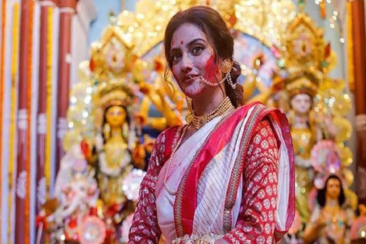 বর্তমানে সেই ধারণাই পরিবর্তিত হয়ে বিবাহিত মহিলার পরিচিতি হয়ে দাঁড়িয়েছে সিঁদুর। তবে অবিবাহিত যাঁরা তাঁরা সিঁথিতে নয় কপালে সিঁদুর দিতেই পারেন। কারণ সব মহিলাই শক্তির উৎস৷ সিঁদুরের ব্যবহারে মহিলাদের সম্মান বাড়ে ,কমে না- এমনটাই পাওয়া যায় হিন্দু শাস্ত্রের সূত্র৷ Photo- Representative বর্তমানে সেই ধারণাই পরিবর্তিত হয়ে বিবাহিত মহিলার পরিচিতি হয়ে দাঁড়িয়েছে সিঁদুর। তবে অবিবাহিত যাঁরা তাঁরা সিঁথিতে নয় কপালে সিঁদুর দিতেই পারেন। কারণ সব মহিলাই শক্তির উৎস৷ সিঁদুরের ব্যবহারে মহিলাদের সম্মান বাড়ে ,কমে না- এমনটাই পাওয়া যায় হিন্দু শাস্ত্রের সূত্র৷ Photo- Representative