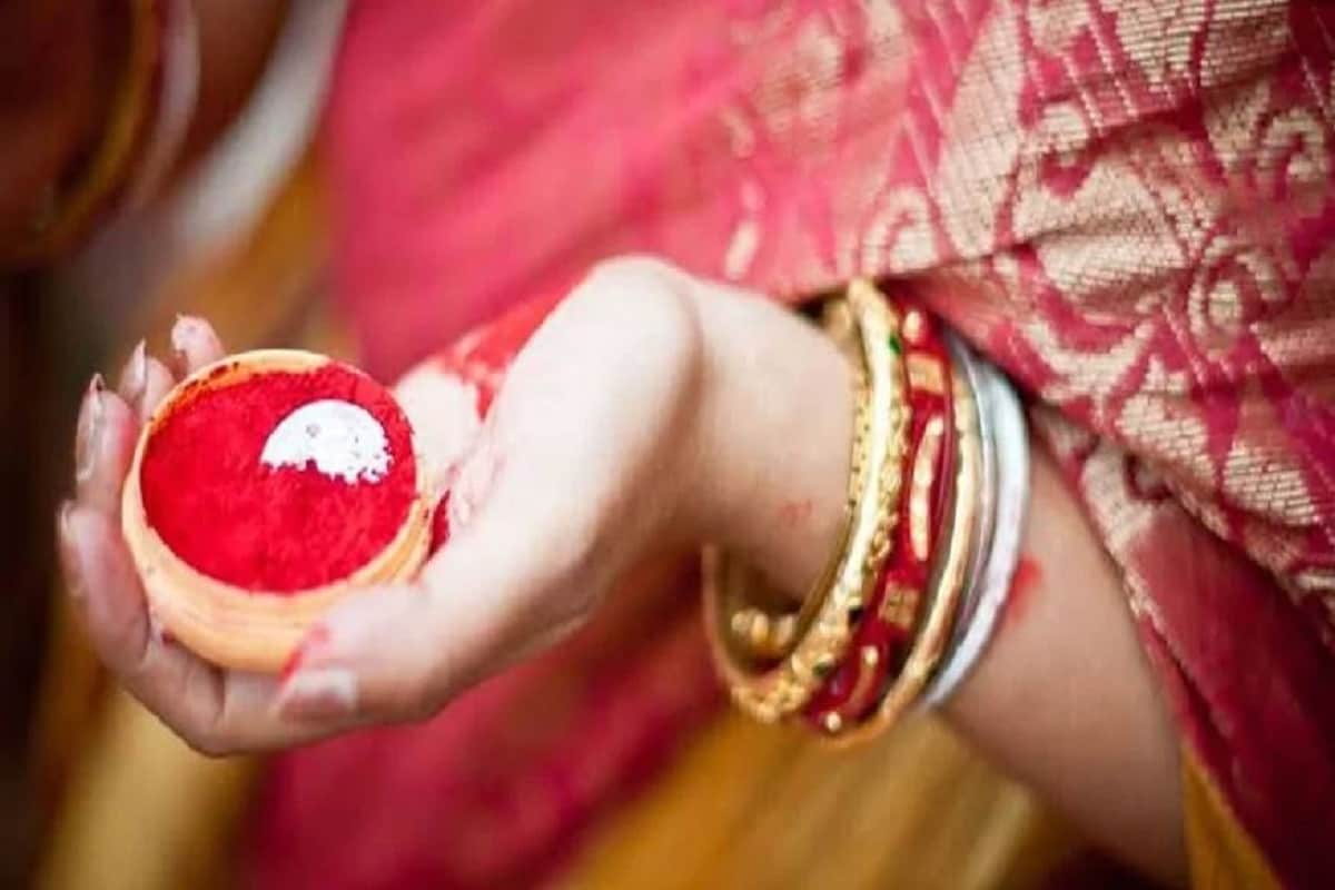 প্রাচীন শাস্ত্র অনুযায়ি লাল সিঁদুর শক্তির প্রতীক। মানব শরীরে নানা দেবতা অবস্থান করেন নানা স্থানে- এমনটাই বলে পৌরাণিক শাস্ত্র । কপালে থাকেন স্বয়ং ব্রহ্মা। লাল সিঁদুর ব্রহ্মাকে তুষ্ট করার জন্যই কপালে দেওয়া হয়। শক্তি সাধক পুরুষেরাও কপালে সিঁদুর ব্যবহার করেন ব্রহ্মা কে তুষ্ট রাখার জন্য। হিন্দু শাস্ত্রে অনুযায়ী নারী হোলো শক্তি সেই শক্তিকে সম্মান প্রদর্শনের জন্য সিঁদুরের ব্যবহার করা হত।Photo- Representative প্রাচীন শাস্ত্র অনুযায়ি লাল সিঁদুর শক্তির প্রতীক। মানব শরীরে নানা দেবতা অবস্থান করেন নানা স্থানে- এমনটাই বলে পৌরাণিক শাস্ত্র । কপালে থাকেন স্বয়ং ব্রহ্মা। লাল সিঁদুর ব্রহ্মাকে তুষ্ট করার জন্যই কপালে দেওয়া হয়। শক্তি সাধক পুরুষেরাও কপালে সিঁদুর ব্যবহার করেন ব্রহ্মা কে তুষ্ট রাখার জন্য। হিন্দু শাস্ত্রে অনুযায়ী নারী হোলো শক্তি সেই শক্তিকে সম্মান প্রদর্শনের জন্য সিঁদুরের ব্যবহার করা হত।Photo- Representative