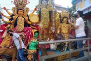 আবার এসো মা...পাড়ার পুজোর বিসর্জনে মা দুর্গাকে প্রণাম করে আশীর্বাদ নিলেন মহারাজ