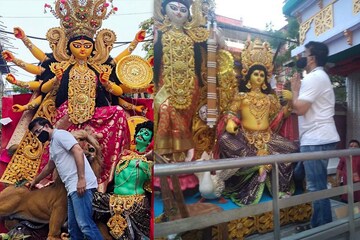 আবার এসো মা...পাড়ার পুজোর বিসর্জনে মা দুর্গাকে প্রণাম করে আশীর্বাদ নিলেন মহারাজ