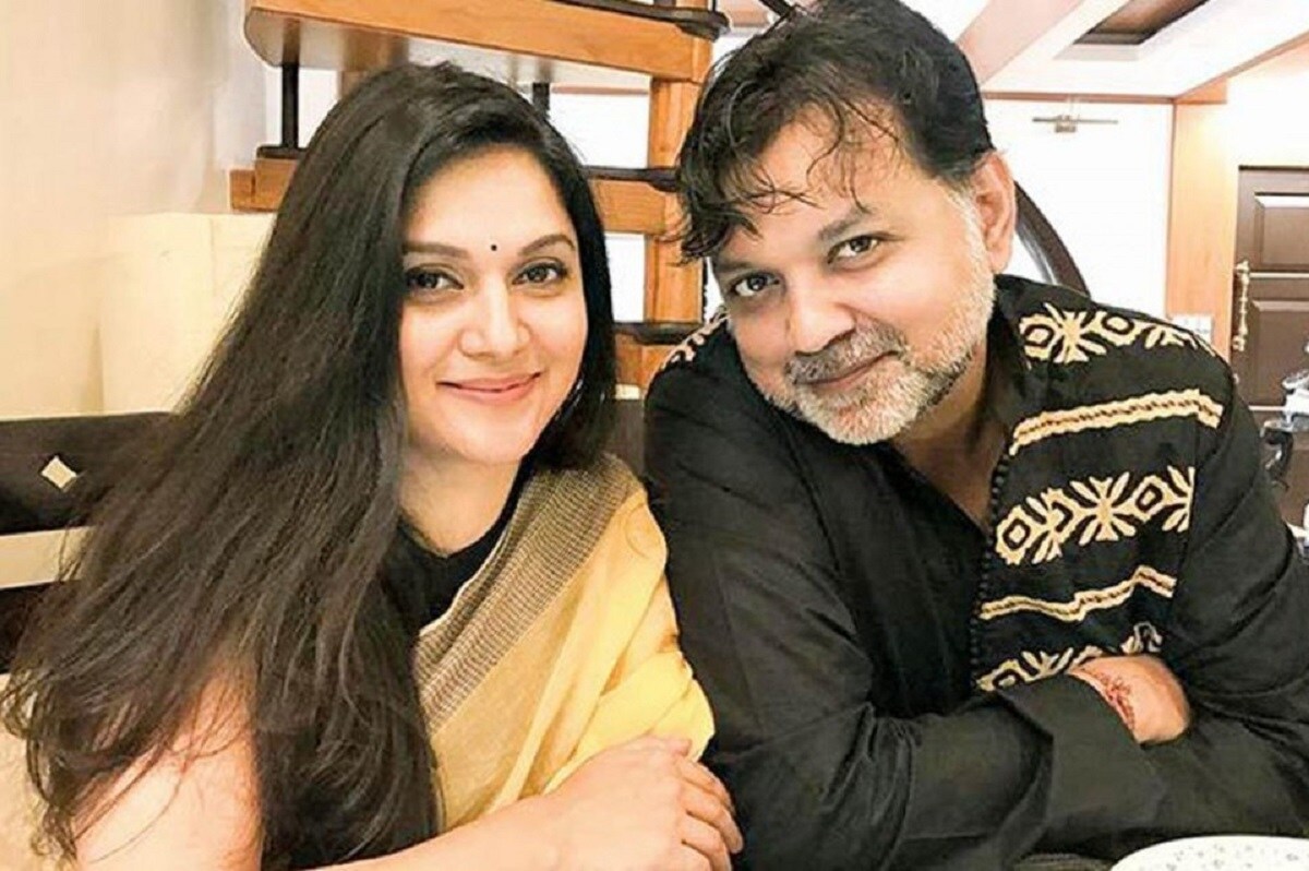 ব্যস, সেখানেই মেয়েকে নিয়ে আটকে থাকতে গোটা লকডাউন। প্রেম ভালোবাসা আবদার সব কিছু প্রকাশ করা যেত একমাত্র ভিডিও কল ও সোশ্যাল মিডিয়াতেই। এর পর লকডাউন হালকা হতেই মেয়েকে সঙ্গে নিয়ে সোজা কলকাতায় চলে আসেন মিথিলা।photo source collected ব্যস, সেখানেই মেয়েকে নিয়ে আটকে থাকতে গোটা লকডাউন। প্রেম ভালোবাসা আবদার সব কিছু প্রকাশ করা যেত একমাত্র ভিডিও কল ও সোশ্যাল মিডিয়াতেই। এর পর লকডাউন হালকা হতেই মেয়েকে সঙ্গে নিয়ে সোজা কলকাতায় চলে আসেন মিথিলা।photo source collected