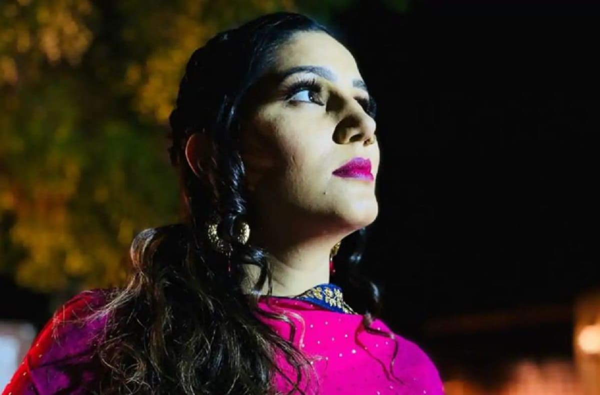•আসলে, স্বপ্না চৌধুরী ১৭ ফেব্রুয়ারী, ২০১৬ সালে গুরুগ্রামে একটি গান গেয়েছিলেন৷ তাঁর গানে দলিত বিরোধী শব্দ ব্যবহার করার অভিযোগে তার বিরুদ্ধে সাতপাল তানওয়ার এসসি / এসটি আইনে মামলাও করেছিলেন। •আসলে, স্বপ্না চৌধুরী ১৭ ফেব্রুয়ারী, ২০১৬ সালে গুরুগ্রামে একটি গান গেয়েছিলেন৷ তাঁর গানে দলিত বিরোধী শব্দ ব্যবহার করার অভিযোগে তার বিরুদ্ধে সাতপাল তানওয়ার এসসি / এসটি আইনে মামলাও করেছিলেন।