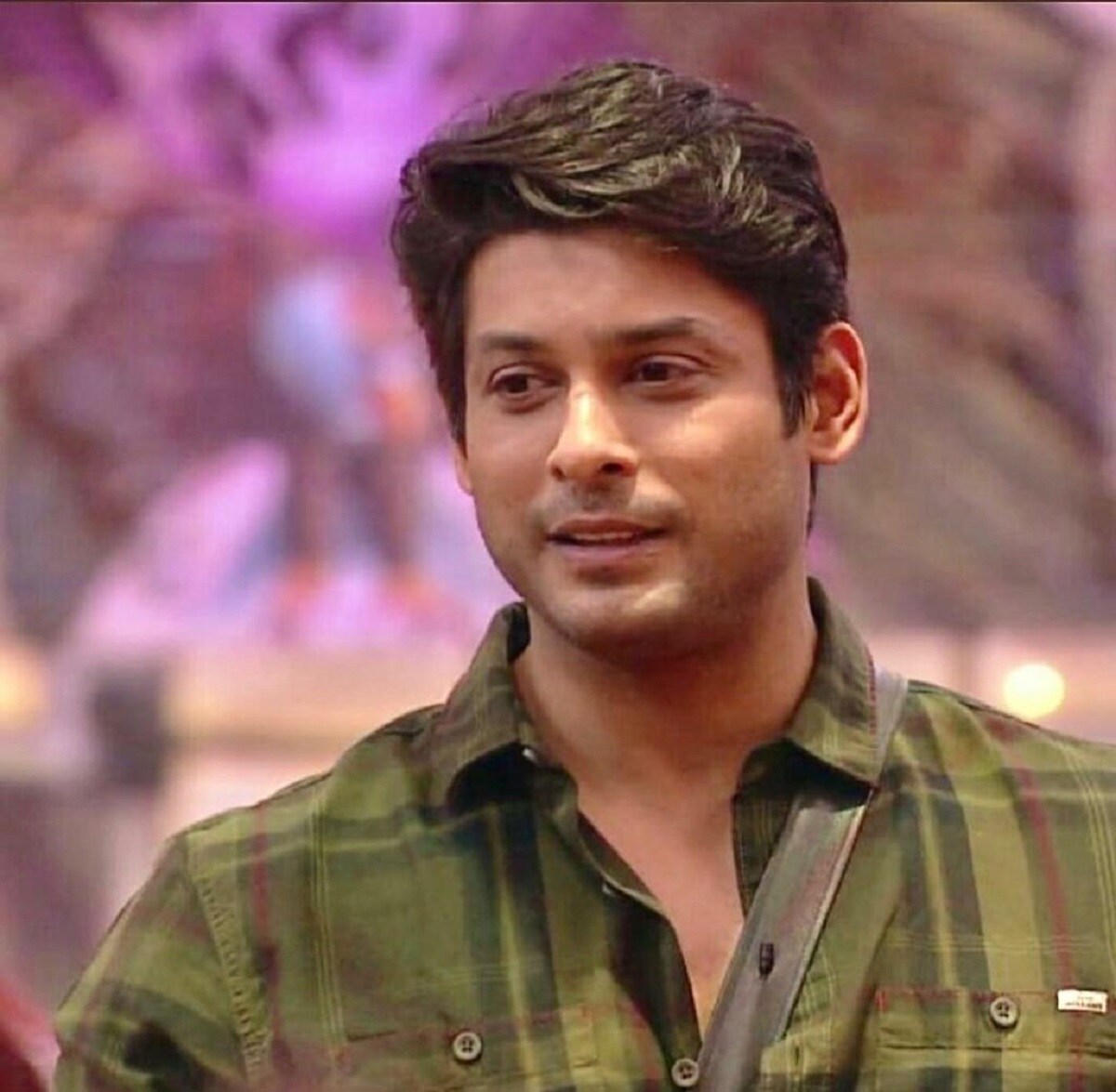 সিদ্ধার্থ শুক্লা। বিগ বস ১৩-র এই বিজেতার অনুরাগ নেই, শুধু রাগ আছে। রাগ হলে শুক্লাবাবু দিগ্বিদিক জ্ঞানশুন্য হয়ে যান। যাকে যা খুশি বলে দেন। হাতাহাতিও করেন। অভিনেত্রী রশ্মি দেশাইয়ের সঙ্গে কোমর বেঁধে গোটা সিজন ঝগড়া করে গেছেন। সলমনের কাছে এই জন্য বকাও খেয়েছেন অনেকবার। সিদ্ধার্থ শুক্লা। বিগ বস ১৩-র এই বিজেতার অনুরাগ নেই, শুধু রাগ আছে। রাগ হলে শুক্লাবাবু দিগ্বিদিক জ্ঞানশুন্য হয়ে যান। যাকে যা খুশি বলে দেন। হাতাহাতিও করেন। অভিনেত্রী রশ্মি দেশাইয়ের সঙ্গে কোমর বেঁধে গোটা সিজন ঝগড়া করে গেছেন। সলমনের কাছে এই জন্য বকাও খেয়েছেন অনেকবার।