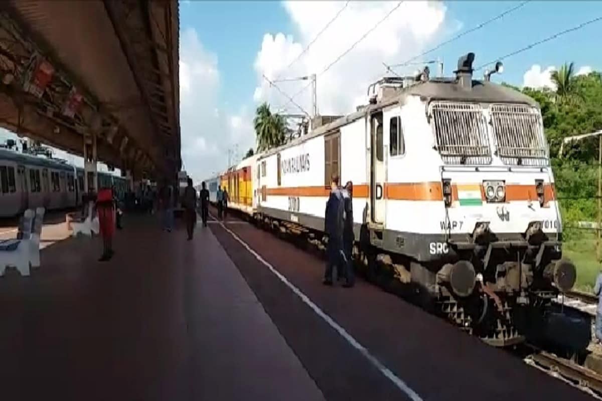 এই বিষয়ে সংস্থার বক্তব্য, কেন্দ্রীয় সরকার আত্মনির্ভর ভারত গড়ে তোলার যে সংকল্প নিয়েছে, সেই লক্ষ্যেই যাত্রী ও গ্রাহকদের স্বার্থে এই নতুন পেমেন্ট গেটওয়ে আনা হয়েছে। এক্ষেত্রে, অন্যান্য প্ল্যাটফর্মের তুলনায় এই নতুন পেমেন্ট গেটওয়ে যাত্রীদের অনেকটা সময় বাঁচাবে। সব চেয়ে বড় বিষয় হল এই লেটেস্ট পেমেন্ট গেটওয়ের সাহায্যে তৎক্ষণাৎ রিফান্ড পাওয়া যায়। অর্থাৎ IRCTC ওয়েবসাইট বা মোবাইল অ্যাপের সাহায্যে টিকিট বুক করার পর যদি কেউ তা বাতিল করে দেয়, তাহলে তড়িঘড়ি মিলবে রিফান্ডের টাকা। এই বিষয়ে সংস্থার বক্তব্য, কেন্দ্রীয় সরকার আত্মনির্ভর ভারত গড়ে তোলার যে সংকল্প নিয়েছে, সেই লক্ষ্যেই যাত্রী ও গ্রাহকদের স্বার্থে এই নতুন পেমেন্ট গেটওয়ে আনা হয়েছে। এক্ষেত্রে, অন্যান্য প্ল্যাটফর্মের তুলনায় এই নতুন পেমেন্ট গেটওয়ে যাত্রীদের অনেকটা সময় বাঁচাবে। সব চেয়ে বড় বিষয় হল এই লেটেস্ট পেমেন্ট গেটওয়ের সাহায্যে তৎক্ষণাৎ রিফান্ড পাওয়া যায়। অর্থাৎ IRCTC ওয়েবসাইট বা মোবাইল অ্যাপের সাহায্যে টিকিট বুক করার পর যদি কেউ তা বাতিল করে দেয়, তাহলে তড়িঘড়ি মিলবে রিফান্ডের টাকা।