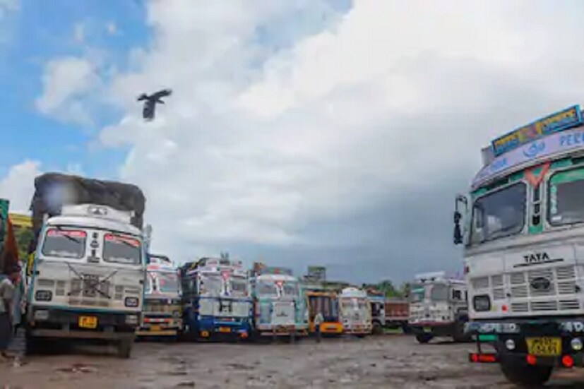  করোনার কারণে অধিকাংশ মানুষেরই হাঁড়ির হাল। কাজ গিয়েছে অসংখ্য মানুষের। এর মধ্যে জিনিসের দাম আরও বাড়লে ভোগান্তি যে সব সীমা ছাড়াবে তা বলাই বাহুল্য।