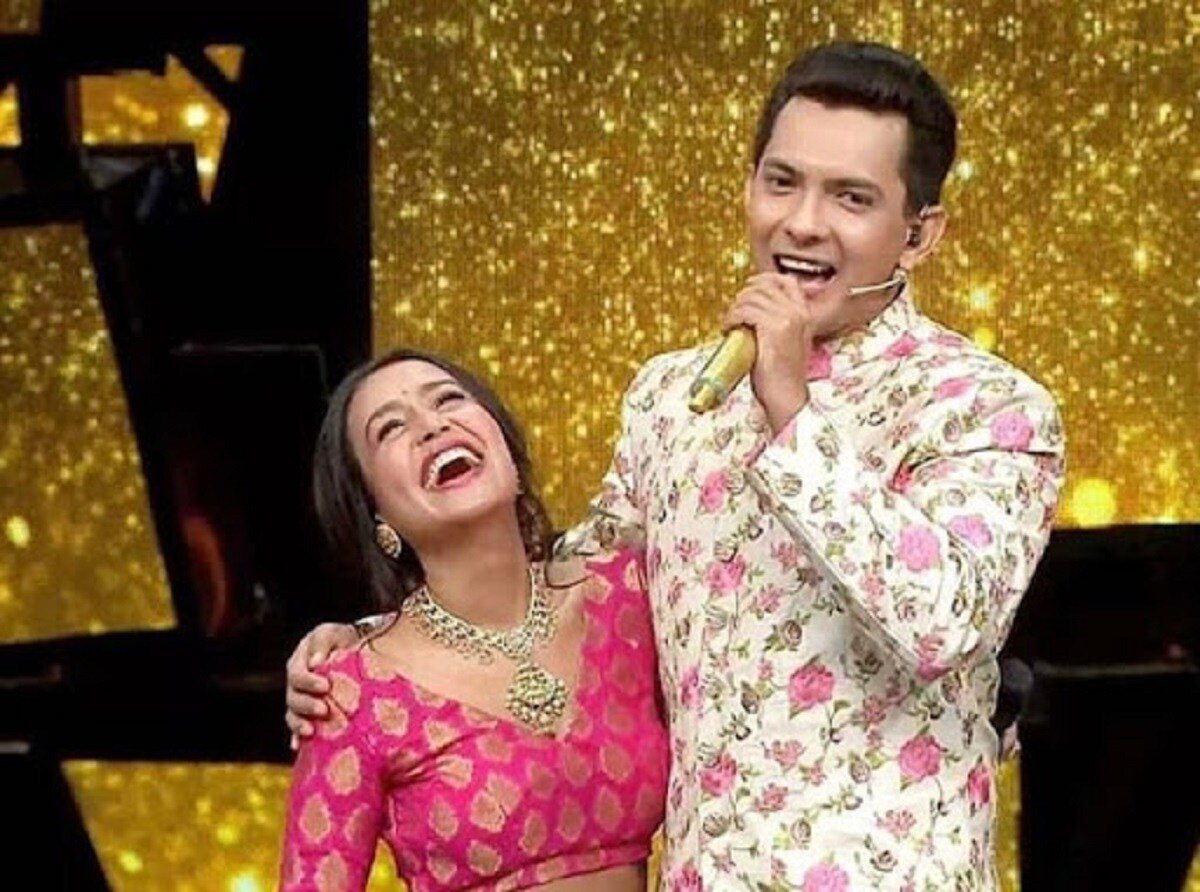 শোতে এসে বিয়ের কথা বলেছিলেন তাঁরা। নেহাকে পুত্রবধূ হিসেবে দেখতে চেয়েছিলেন উদিত নারায়ণ। photo source collected শোতে এসে বিয়ের কথা বলেছিলেন তাঁরা। নেহাকে পুত্রবধূ হিসেবে দেখতে চেয়েছিলেন উদিত নারায়ণ। photo source collected