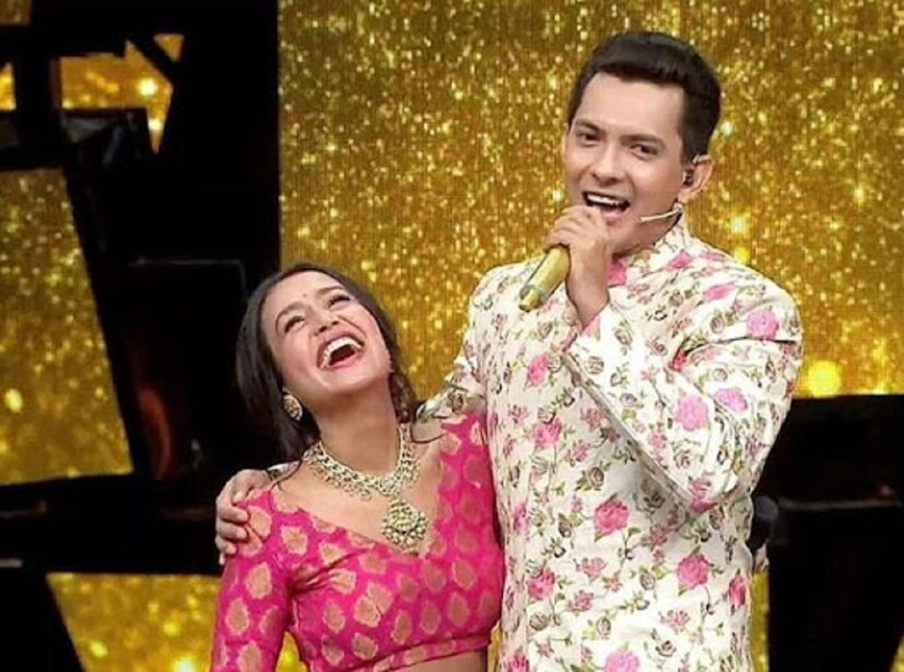 শোতে এসে বিয়ের কথা বলেছিলেন তাঁরা। নেহাকে পুত্রবধূ হিসেবে দেখতে চেয়েছিলেন উদিত নারায়ণ। photo source collected