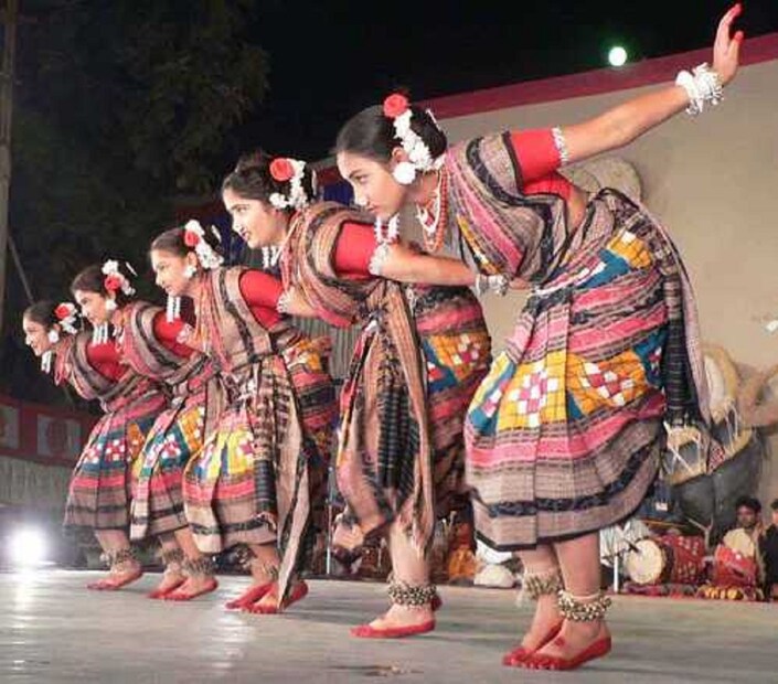 সম্বলপুরি: সম্বলপুরি নাচের বৈশিষ্ট্য হল এর লাবণ্য আর কমনীয়তা। ওড়িশার এই নাচের সময় পুরুষ শিল্পীরা নিজেদের বাঘের মতো সাজিয়ে তোলেন, মহিলা শিল্পীরা পায়ে পরেন আলতা। দলখাই, কর্মা, হুমো, বাউলি ও কোসাবাদীর মতো আরও কয়েকটি লোকনৃত্যের মিশ্র রূপ হল এই সম্বলপুরি নাচ। photo source collected