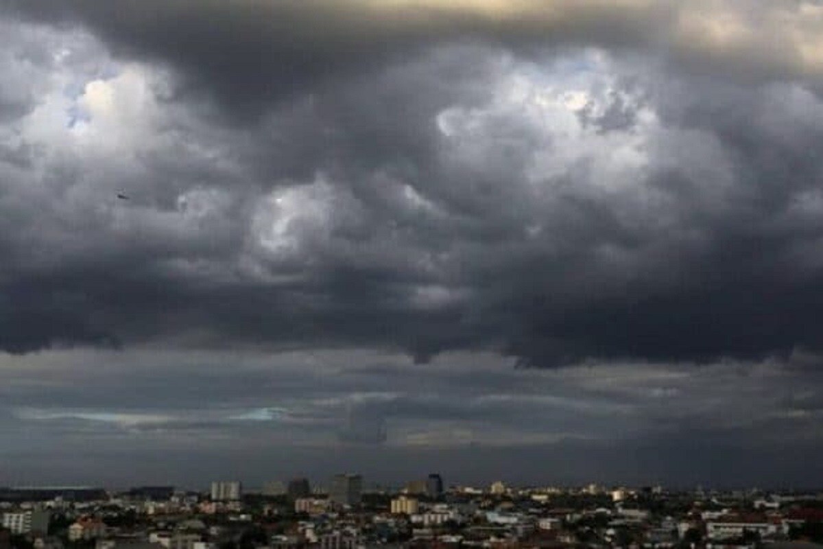আবহাওয়া দফতর সূত্রে খবর আজ শুক্রবারই এই নিম্নচাপ সাগরদ্বীপ ও বাংলাদেশের খেপুপাড়ার মধ্যে দিয়ে স্থলভূমিতে প্রবেশ করবে। এর ফলে ভারী থেকে অতিভারী বৃষ্টি, সেই সঙ্গে ৫০-৬০ কিলোমিটার বেগে ঝোড়ো হাওয়া বইতে পারে। আবহাওয়া দফতর সূত্রে খবর আজ শুক্রবারই এই নিম্নচাপ সাগরদ্বীপ ও বাংলাদেশের খেপুপাড়ার মধ্যে দিয়ে স্থলভূমিতে প্রবেশ করবে। এর ফলে ভারী থেকে অতিভারী বৃষ্টি, সেই সঙ্গে ৫০-৬০ কিলোমিটার বেগে ঝোড়ো হাওয়া বইতে পারে।