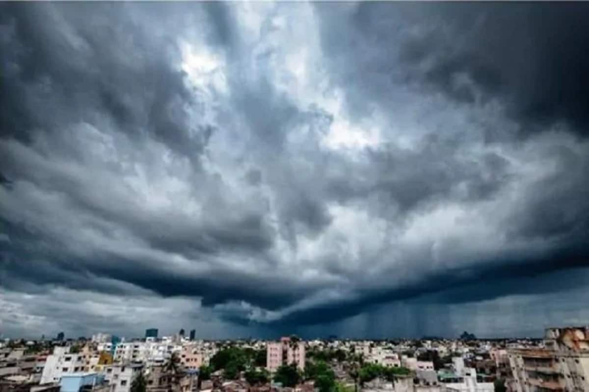 ভারী বৃষ্টি হবে কলকাতা, হাওড়া, হুগলি, নদিয়ায়। শহরাঞ্চলের নীচু জায়গাগুলিতে জল জমার আশঙ্কা রয়েছে। ইতিমধ্যেই সতর্ক করা হয়েছে দিঘায় বেড়াতে যাওয়া মৎস্যজীবীদের। সুন্দরবনে কাউকে বাড়ি থেকে বের হতে বারণ করা হয়েছে। তৈরি থাকতে বলা হচ্ছে প্রতিটি থানাকে। ভারী বৃষ্টি হবে কলকাতা, হাওড়া, হুগলি, নদিয়ায়। শহরাঞ্চলের নীচু জায়গাগুলিতে জল জমার আশঙ্কা রয়েছে। ইতিমধ্যেই সতর্ক করা হয়েছে দিঘায় বেড়াতে যাওয়া মৎস্যজীবীদের। সুন্দরবনে কাউকে বাড়ি থেকে বের হতে বারণ করা হয়েছে। তৈরি থাকতে বলা হচ্ছে প্রতিটি থানাকে।