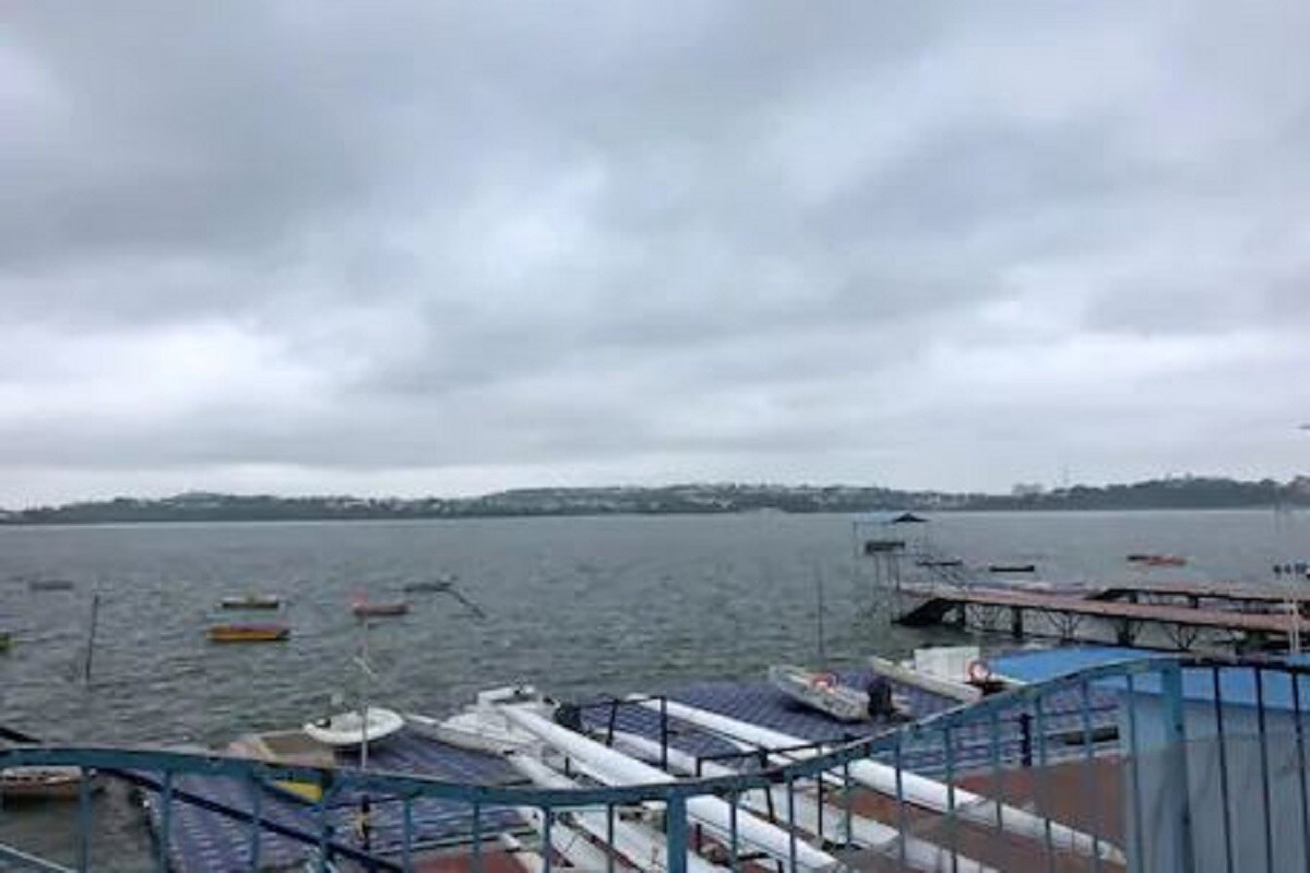 এদিকে দিল্লির মৌসম বিভাগ ইতিমধ্যেই দেশের বিভিন্ন প্রান্তে তুমুল বৃষ্টি -র অ্যালার্ট জারি করেছে৷ IMDজানিয়েছে মঙ্গলবার থেকে ওড়িশায় প্রবল বৃষ্টি শুরু হবে৷ এছাড়া তেলেঙ্গানা, উত্তর কর্ণাটক, মধ্য মহারাষ্ট্র, রায়লসীমা, তামিলনাড়ু, পুদুচেরি, দক্ষিণ কর্ণাটক, উপকূলীয় কর্ণাটক, উপকূলবর্তী অন্ধ্রপ্রদেশ বজ্রগর্ভ মেঘের সঙ্গে বৃষ্টি হবে৷ মৌসম বিভাগ ইতিমধ্যেই অন্ধ্রপ্রদেশের জন্য অ্যালার্ট জারি করেছে৷ Photo- Representative এদিকে দিল্লির মৌসম বিভাগ ইতিমধ্যেই দেশের বিভিন্ন প্রান্তে তুমুল বৃষ্টি -র অ্যালার্ট জারি করেছে৷ IMDজানিয়েছে মঙ্গলবার থেকে ওড়িশায় প্রবল বৃষ্টি শুরু হবে৷ এছাড়া তেলেঙ্গানা, উত্তর কর্ণাটক, মধ্য মহারাষ্ট্র, রায়লসীমা, তামিলনাড়ু, পুদুচেরি, দক্ষিণ কর্ণাটক, উপকূলীয় কর্ণাটক, উপকূলবর্তী অন্ধ্রপ্রদেশ বজ্রগর্ভ মেঘের সঙ্গে বৃষ্টি হবে৷ মৌসম বিভাগ ইতিমধ্যেই অন্ধ্রপ্রদেশের জন্য অ্যালার্ট জারি করেছে৷ Photo- Representative