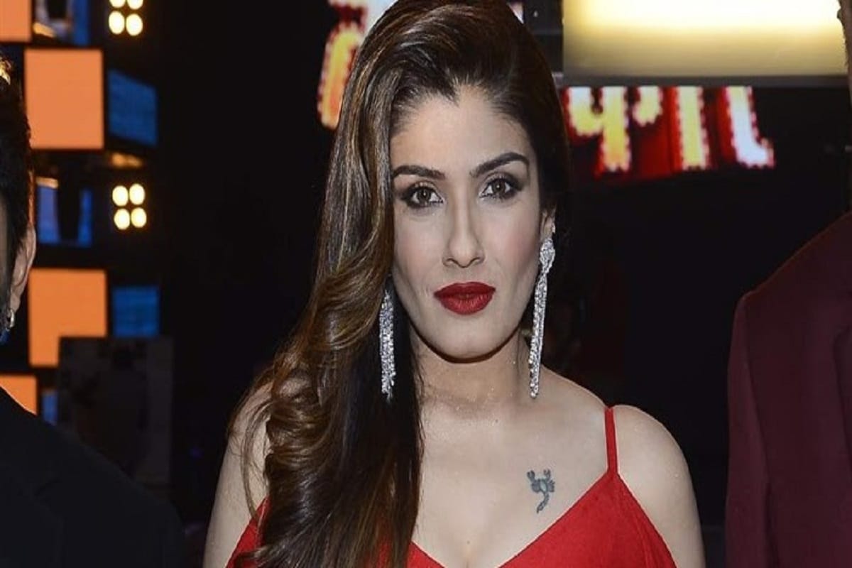 বয়স যে শুধুমাত্রই একটা সংখ্যা, বয়স যে শুধু ক্যালেন্ডারেই বাড়ে, তা প্রমাণ করেছেন বলিটাউনের দিলওয়ালে গার্ল রবিনা ট্যান্ডন! আজ, ২৬ অক্টোবর, ৪৬ বছরে পা দিলেন সুন্দরী। জন্মদিনে বলিউডের অন্যতম বোল্ড অ্যান্ড বিউটিফুল নায়িকার জীবন সম্পর্কে রইল কিছু অজানা তথ্য-- বয়স যে শুধুমাত্রই একটা সংখ্যা, বয়স যে শুধু ক্যালেন্ডারেই বাড়ে, তা প্রমাণ করেছেন বলিটাউনের দিলওয়ালে গার্ল রবিনা ট্যান্ডন! আজ, ২৬ অক্টোবর, ৪৬ বছরে পা দিলেন সুন্দরী। জন্মদিনে বলিউডের অন্যতম বোল্ড অ্যান্ড বিউটিফুল নায়িকার জীবন সম্পর্কে রইল কিছু অজানা তথ্য--