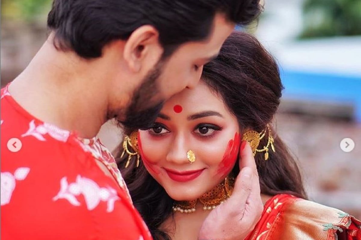 আদরে- সোহাগে মাখামাখি...ভালবাসার অনন্ত মুহূর্ত...হবু বরের সঙ্গে সিঁদুর খেলায় মাতলেন এখানে আকাশ নীল ধারাবাহিকের ঝিনুক ওরফে প্রমিতা চক্রবর্তী। আদরে- সোহাগে মাখামাখি...ভালবাসার অনন্ত মুহূর্ত...হবু বরের সঙ্গে সিঁদুর খেলায় মাতলেন এখানে আকাশ নীল ধারাবাহিকের ঝিনুক ওরফে প্রমিতা চক্রবর্তী।