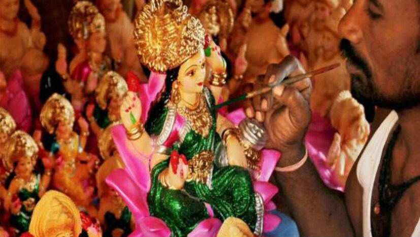 • লক্ষ্মী পুজোয় চেষ্টা করুন সাদা রংকে এড়িয়ে চলতে । সাদা ফুল নিবেদন করবেন না । লাল, গোলাপি বা অন্য রঙের ফুল দিন ।