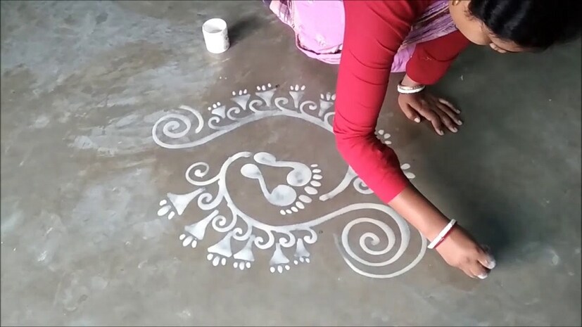 • এ দিন ঘরের দরজায় দরজায় অবশ্যই মা লক্ষ্মীর পদচিহ্ন আঁকুন ।