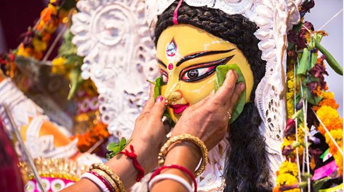 দশমীর সকালে দুর্গার চরণে সিঁদুর অর্পণ করার পর বাকি সিঁদুর চরণে ছুঁইয়ে বাড়ি নিয়ে আসুন, সারা বছর পুরুষ মহিলা নির্বিশেষে ব্যবহার করুন। দশমীর সকালে দুর্গার চরণে সিঁদুর অর্পণ করার পর বাকি সিঁদুর চরণে ছুঁইয়ে বাড়ি নিয়ে আসুন, সারা বছর পুরুষ মহিলা নির্বিশেষে ব্যবহার করুন।