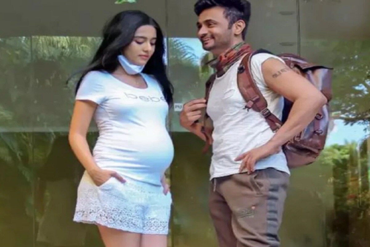 বলিউডের অন্যতম সুন্দরী অভিনেত্রী অমৃতা রাও মা হতে চলেছেন ৷ সোশ্যাল মিডিয়ায় বেবি বাম্পের ছবি শেয়ার করে সেটাই জানিয়েছেন বিবাহ নায়িকা ৷ বলিউডের অন্যতম সুন্দরী অভিনেত্রী অমৃতা রাও মা হতে চলেছেন ৷ সোশ্যাল মিডিয়ায় বেবি বাম্পের ছবি শেয়ার করে সেটাই জানিয়েছেন বিবাহ নায়িকা ৷