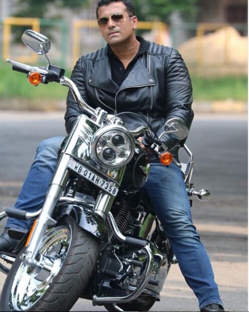 তাই তিনি নায়ক হিসেবে জুটি বেঁধেছেন বাংলাদেশের অভিনেত্রী সাফা কবিরের সঙ্গে। নাটকের নাম ‘চিলেকোঠার ভালোবাসা’। আফরিন জামান লীনার রচনা ও রাকেশ বসুর পরিচালনায় এর কাজ  চলছে এখন৷ তাই সেই নাটকের দৃশ্য অভিনয়ের সূত্রেই সাফার গলায় মালা দিলেন ঋষি কৌশিক৷ Photo- Instagram